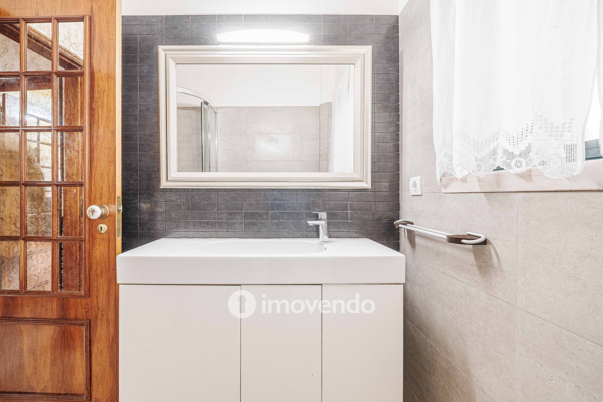 Moradia T7 exclusiva, com áreas amplas, garagem e jardim, em Queijas