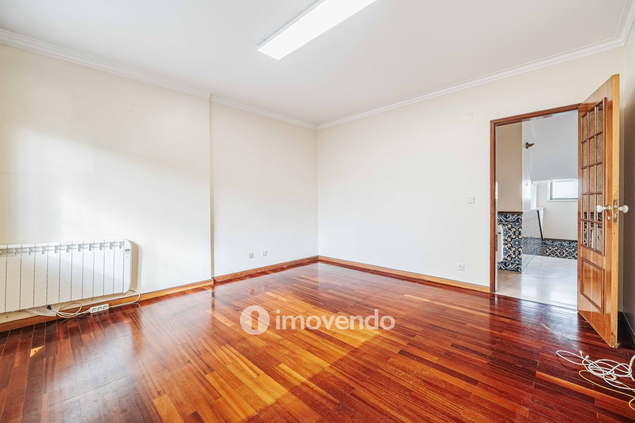 Moradia T7 exclusiva, com áreas amplas, garagem e jardim, em Queijas