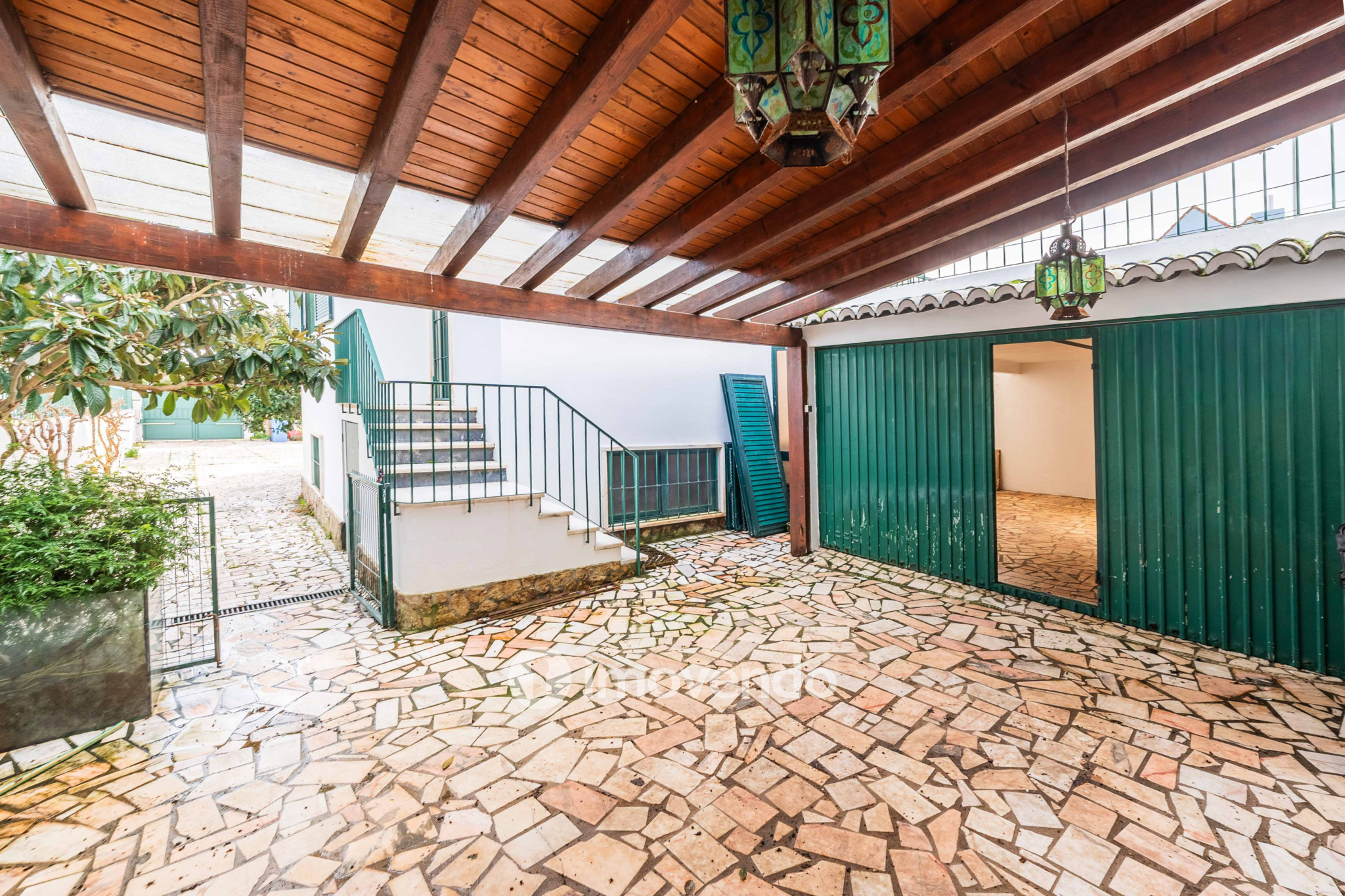 Moradia T7 exclusiva, com áreas amplas, garagem e jardim, em Queijas