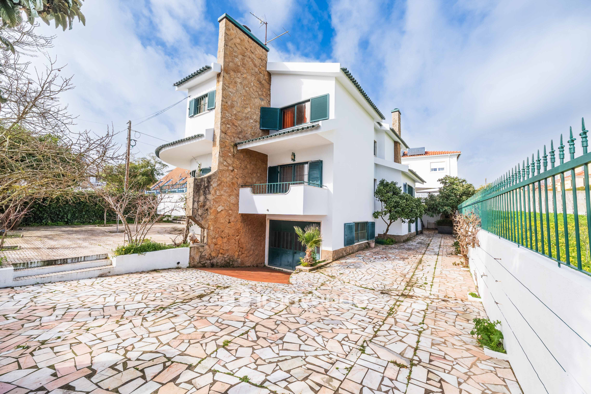 Moradia T7 exclusiva, com áreas amplas, garagem e jardim, em Queijas