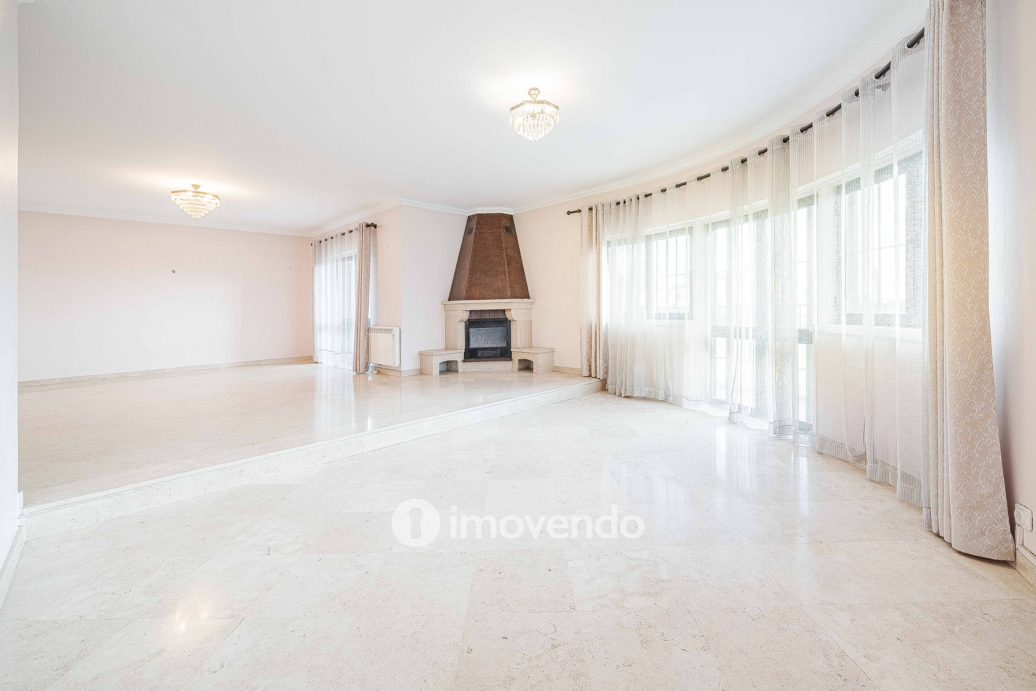 Moradia T7 exclusiva, com áreas amplas, garagem e jardim, em Queijas