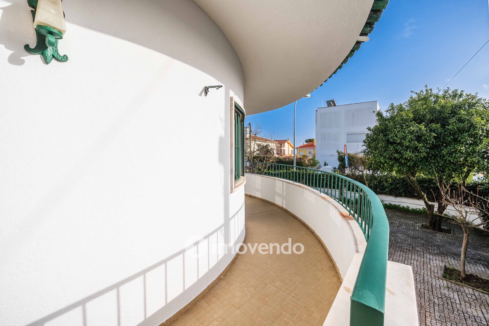 Moradia T7 exclusiva, com áreas amplas, garagem e jardim, em Queijas