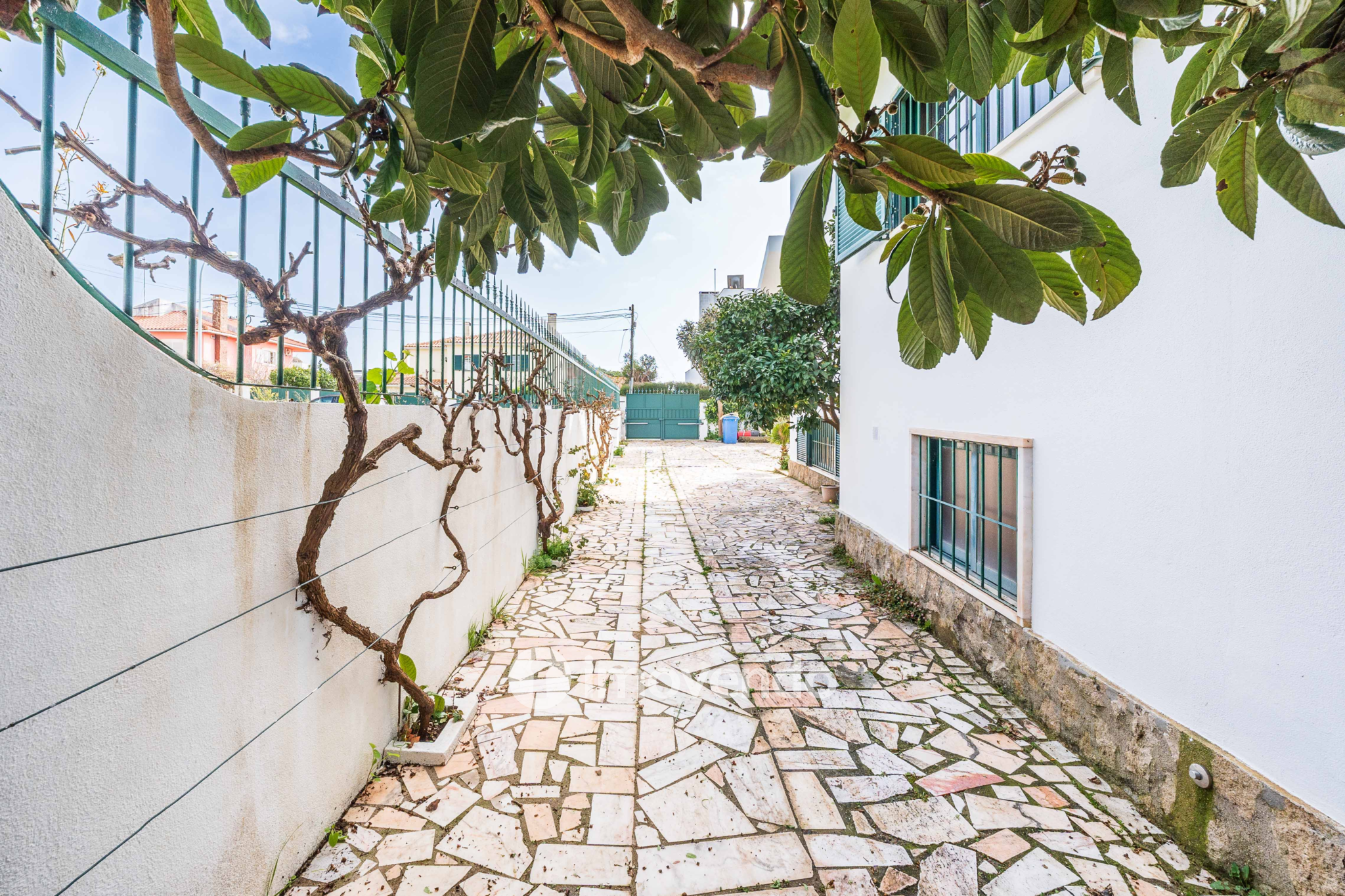 Moradia T7 exclusiva, com áreas amplas, garagem e jardim, em Queijas