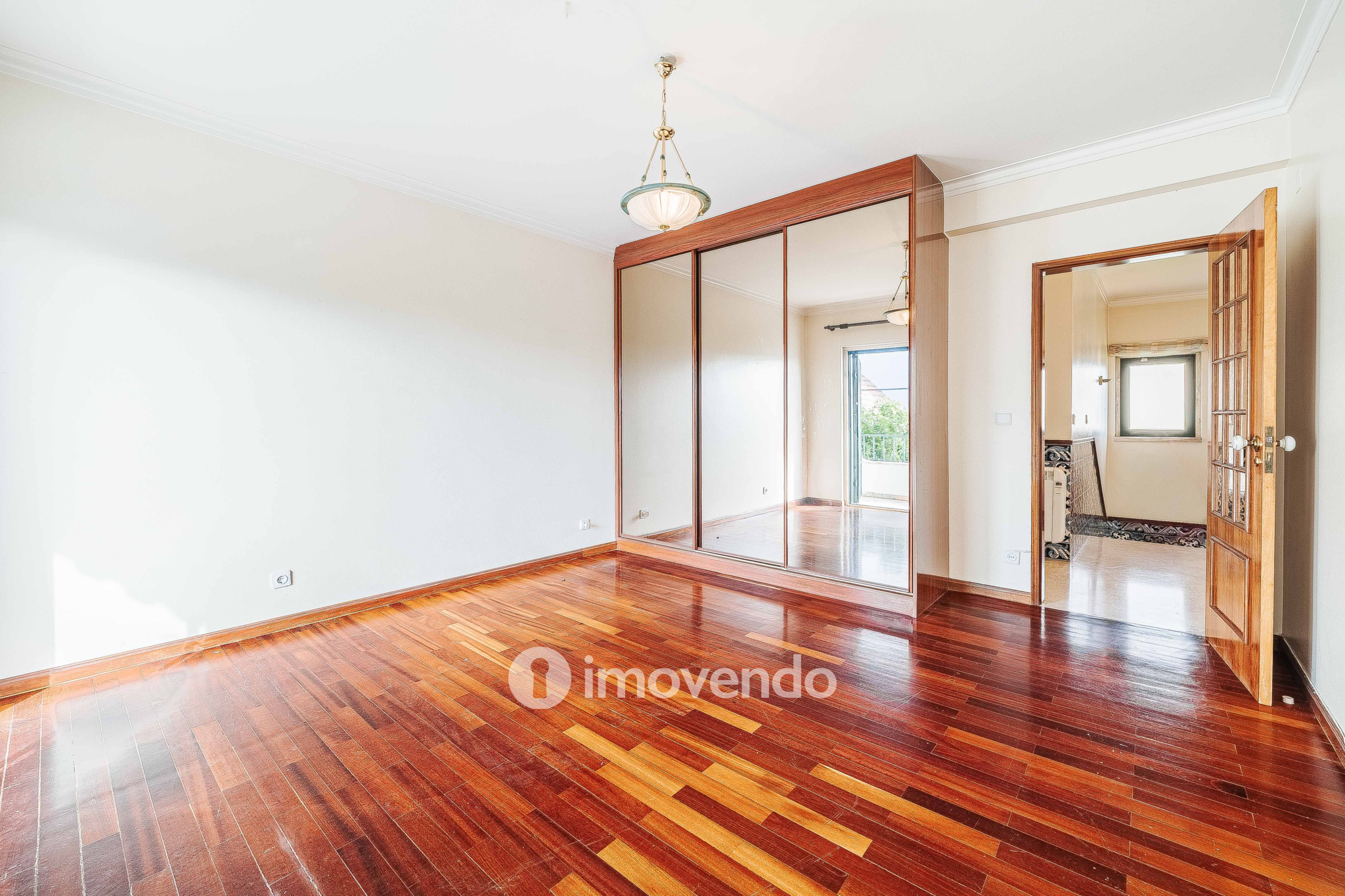 Moradia T7 exclusiva, com áreas amplas, garagem e jardim, em Queijas