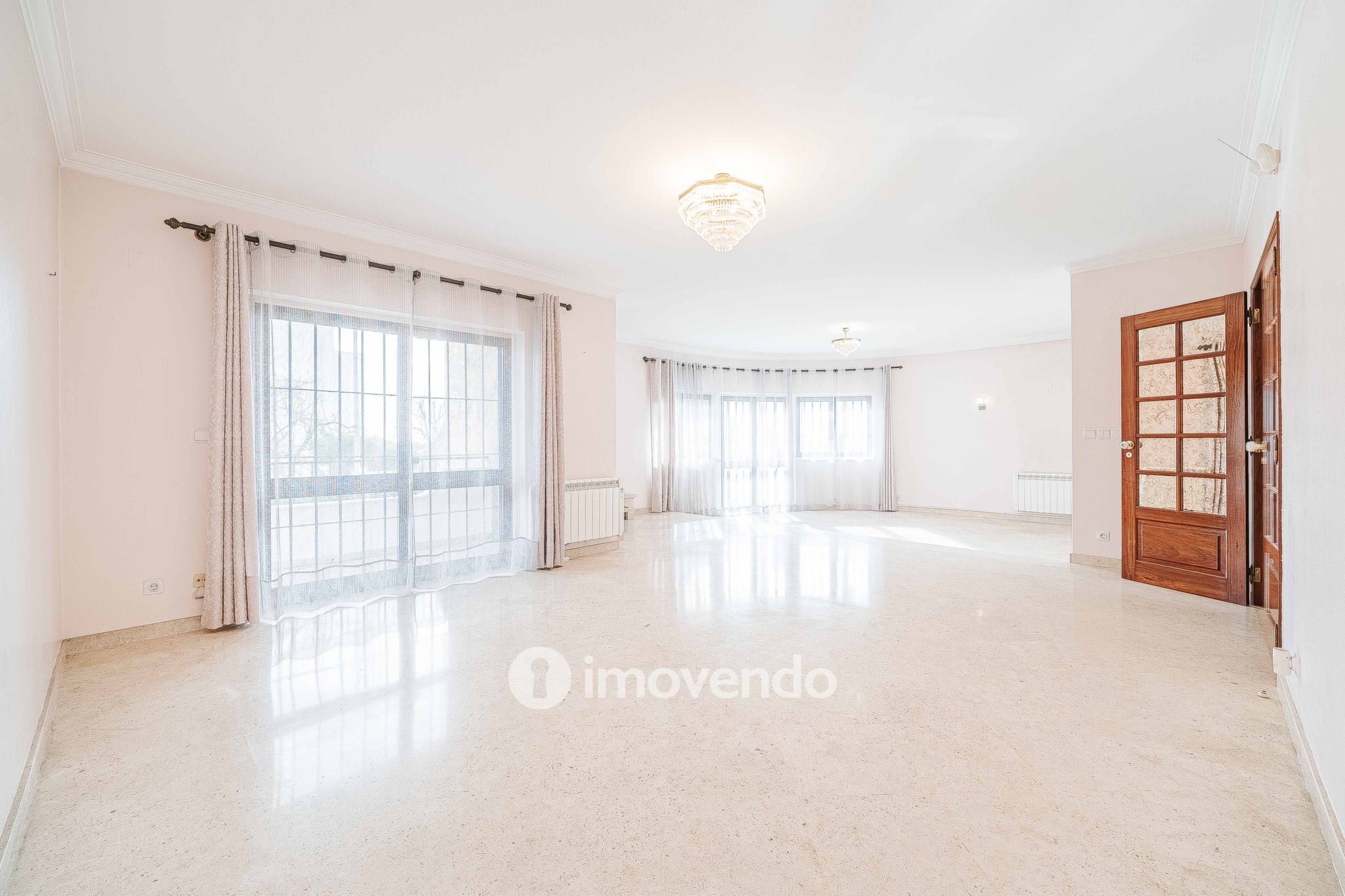 Moradia T7 exclusiva, com áreas amplas, garagem e jardim, em Queijas