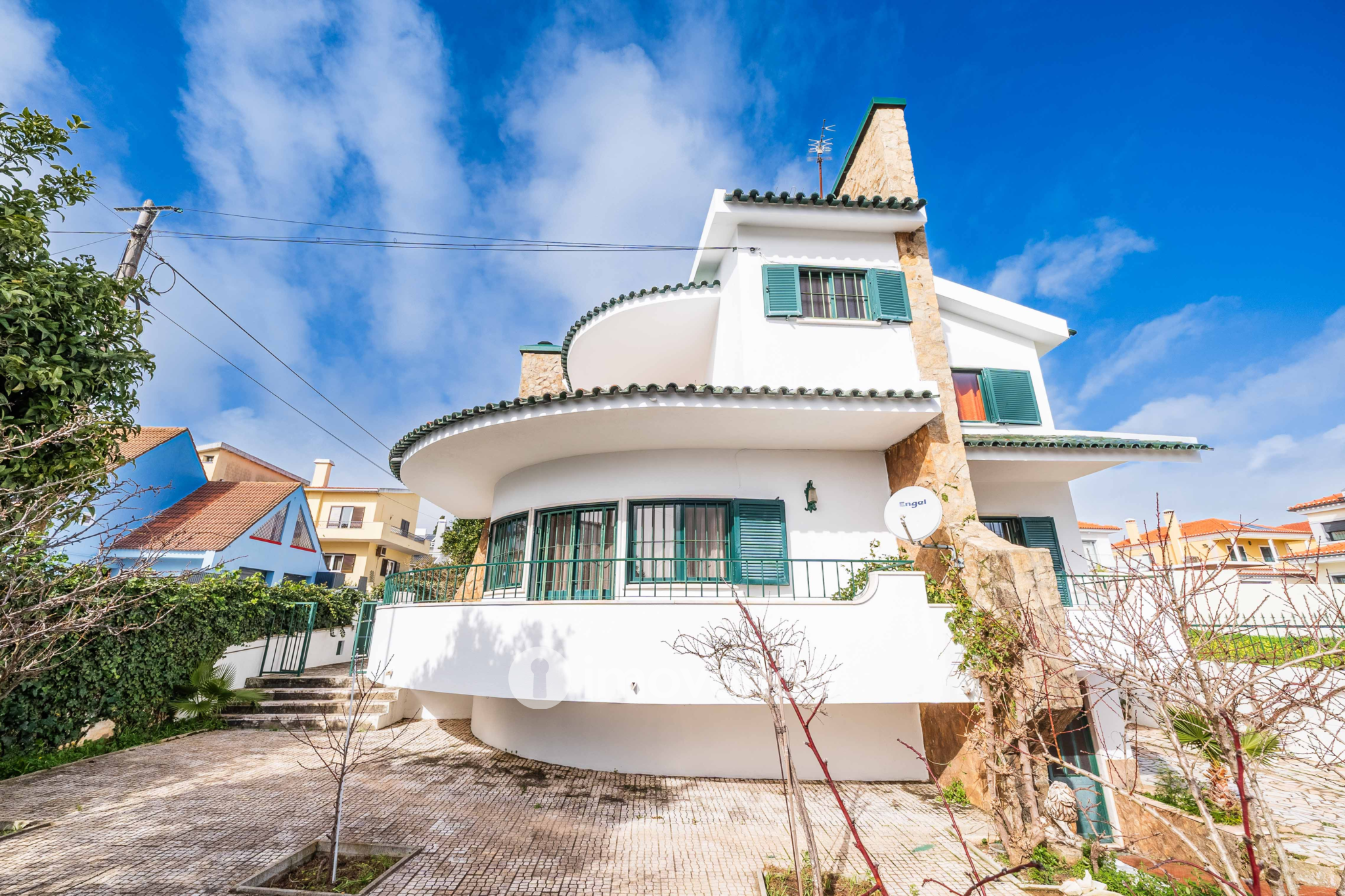 Moradia T7 exclusiva, com áreas amplas, garagem e jardim, em Queijas