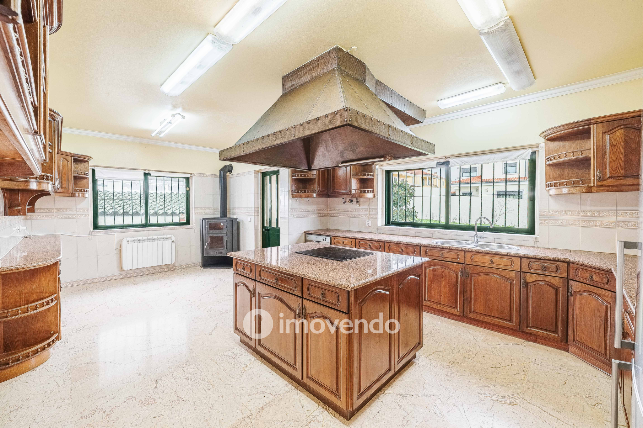 Moradia T7 exclusiva, com áreas amplas, garagem e jardim, em Queijas