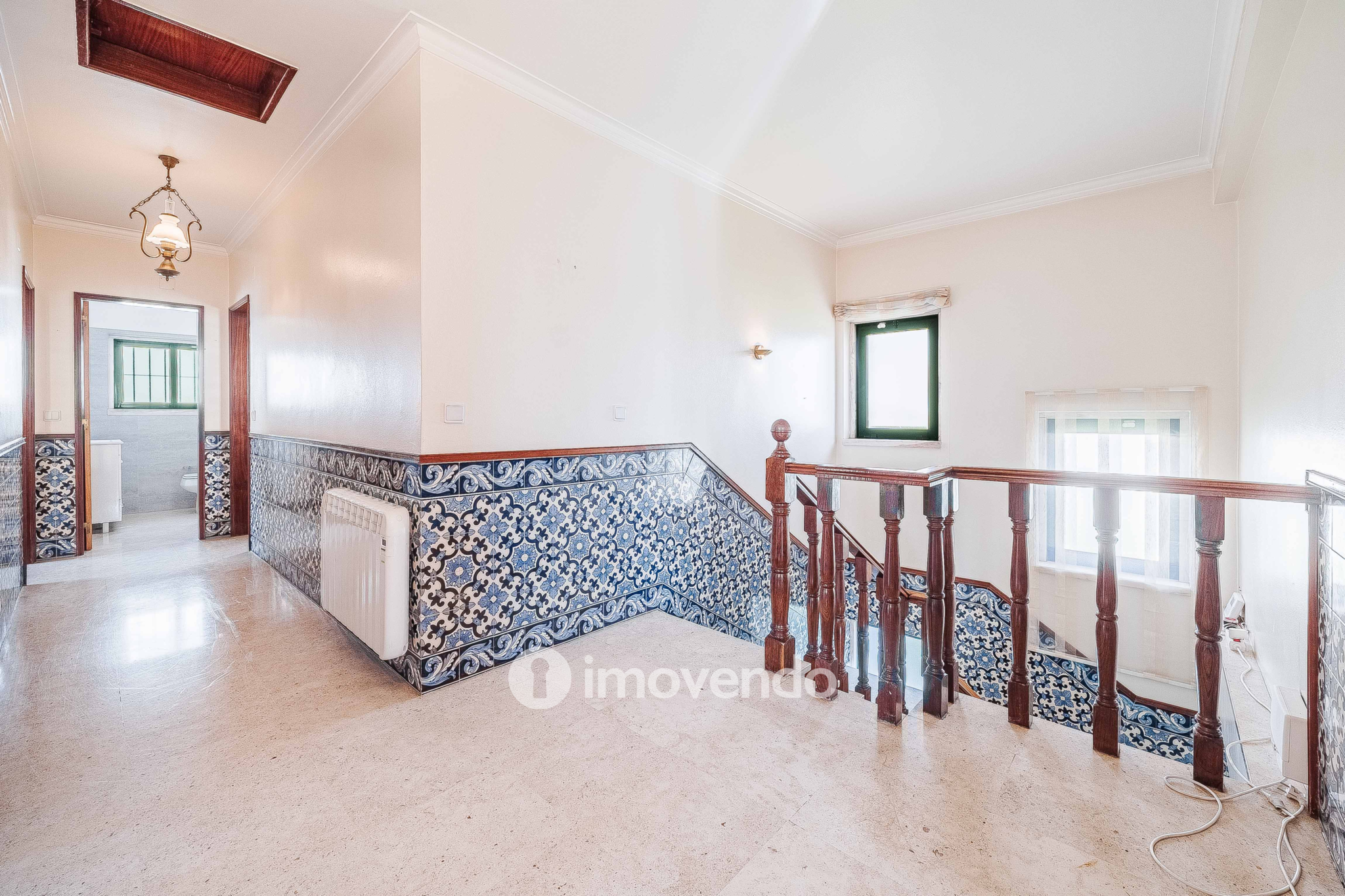 Moradia T7 exclusiva, com áreas amplas, garagem e jardim, em Queijas