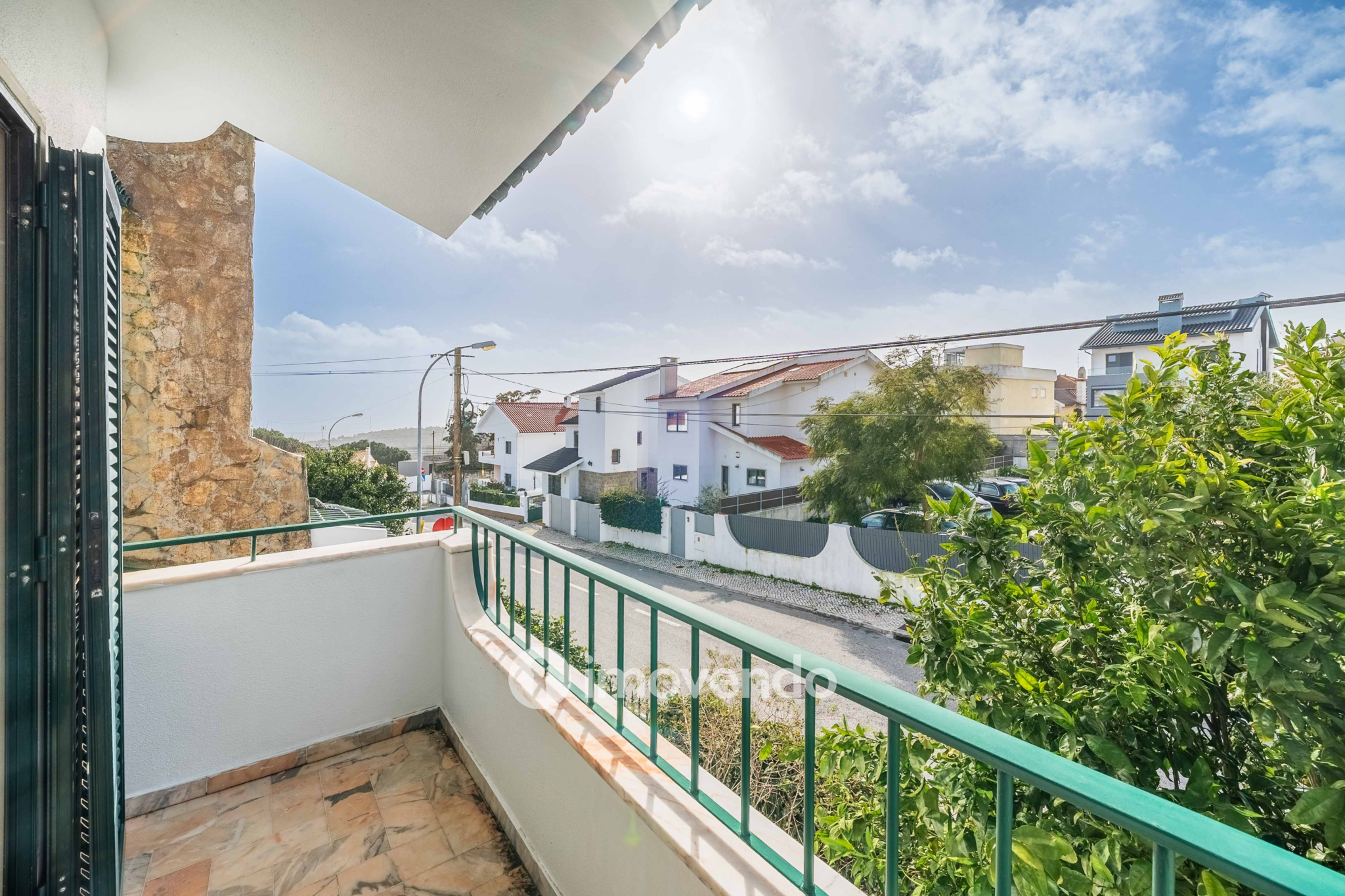 Moradia T7 exclusiva, com áreas amplas, garagem e jardim, em Queijas