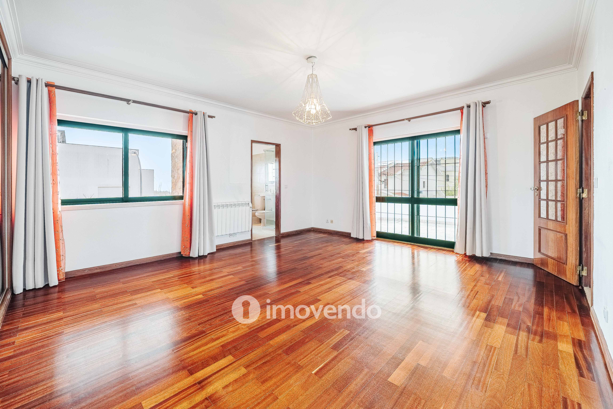 Moradia T7 exclusiva, com áreas amplas, garagem e jardim, em Queijas