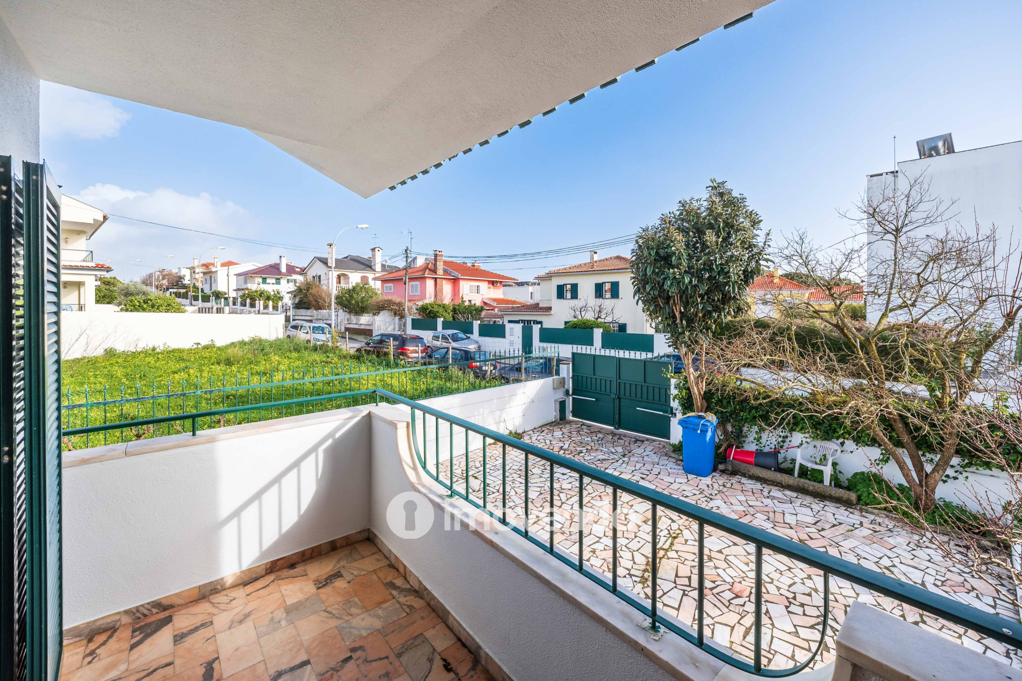 Moradia T7 exclusiva, com áreas amplas, garagem e jardim, em Queijas