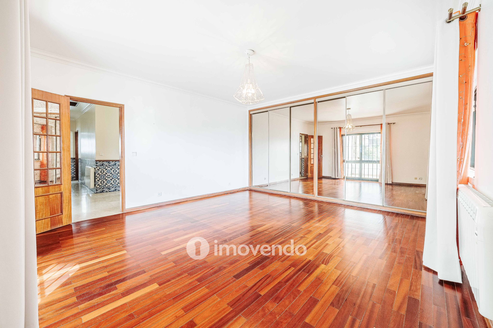 Moradia T7 exclusiva, com áreas amplas, garagem e jardim, em Queijas