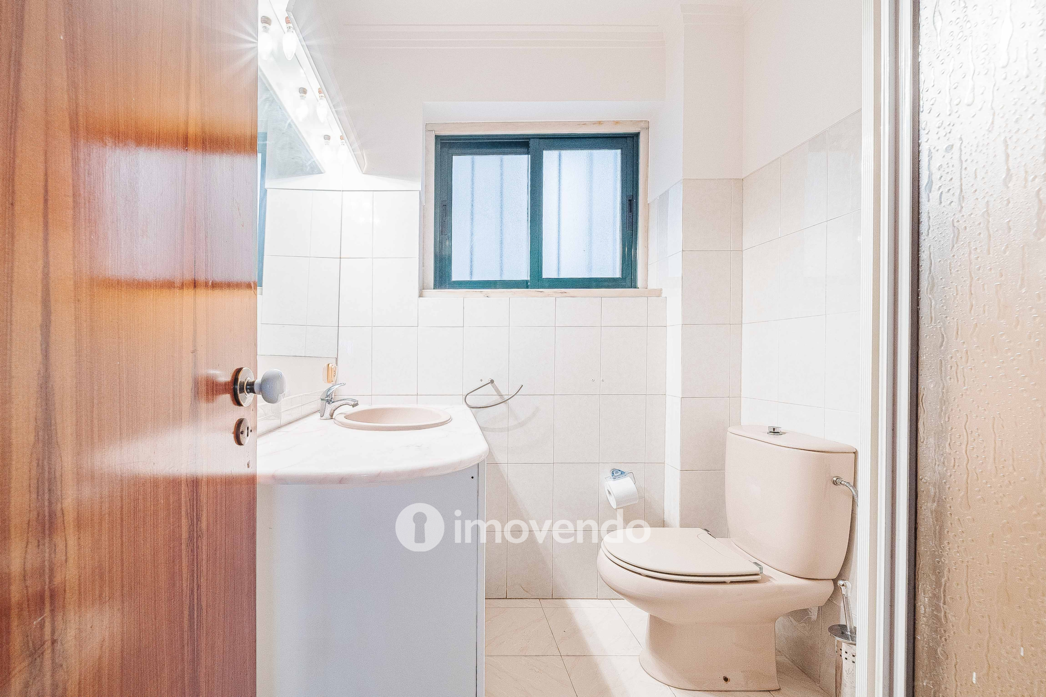 Moradia T7 exclusiva, com áreas amplas, garagem e jardim, em Queijas