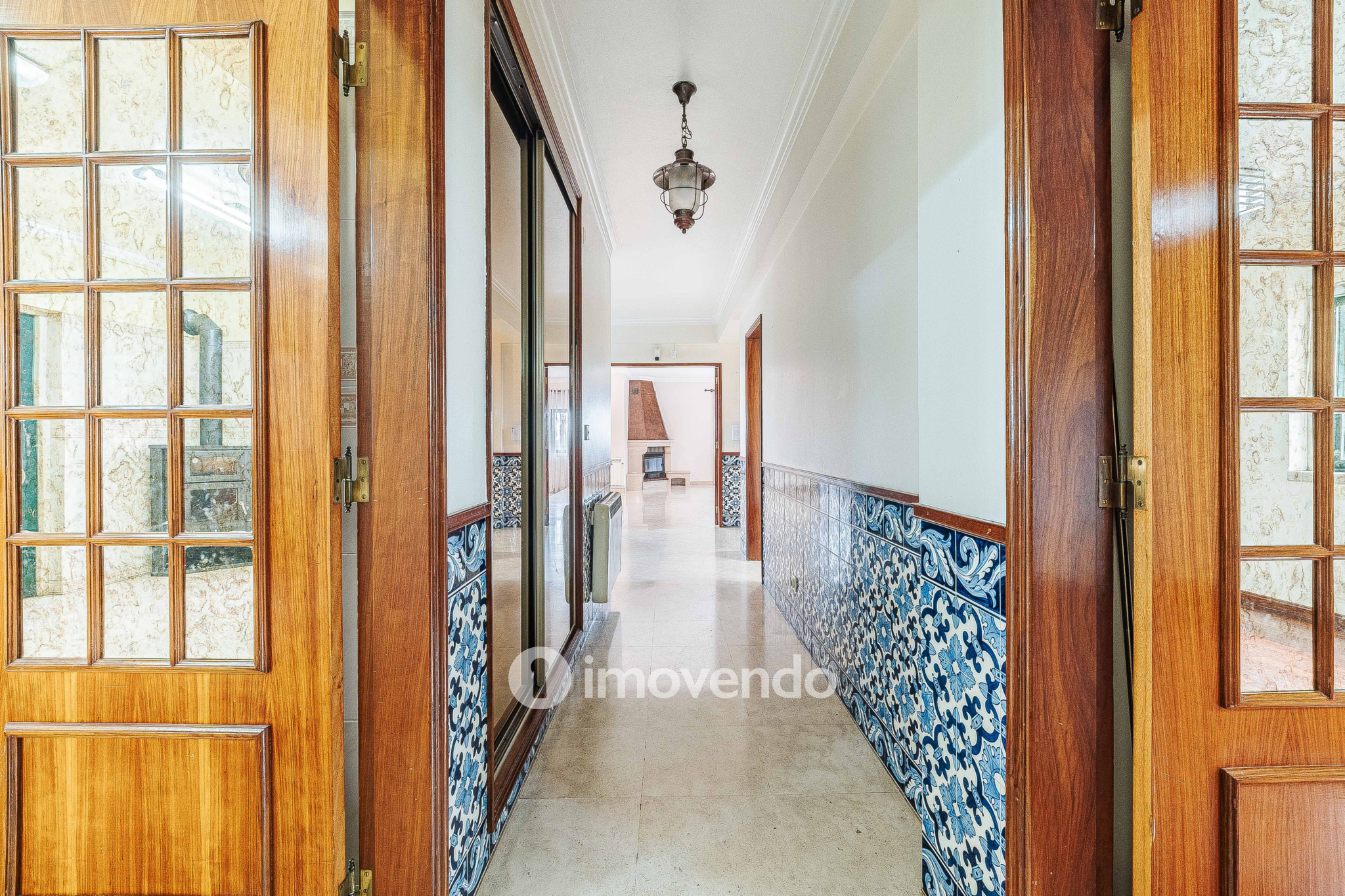 Moradia T7 exclusiva, com áreas amplas, garagem e jardim, em Queijas