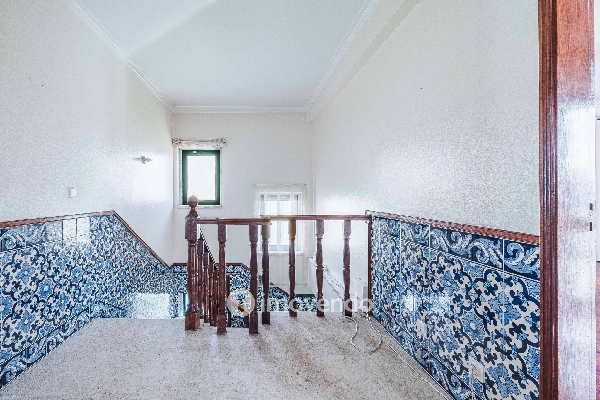 Moradia T7 exclusiva, com áreas amplas, garagem e jardim, em Queijas