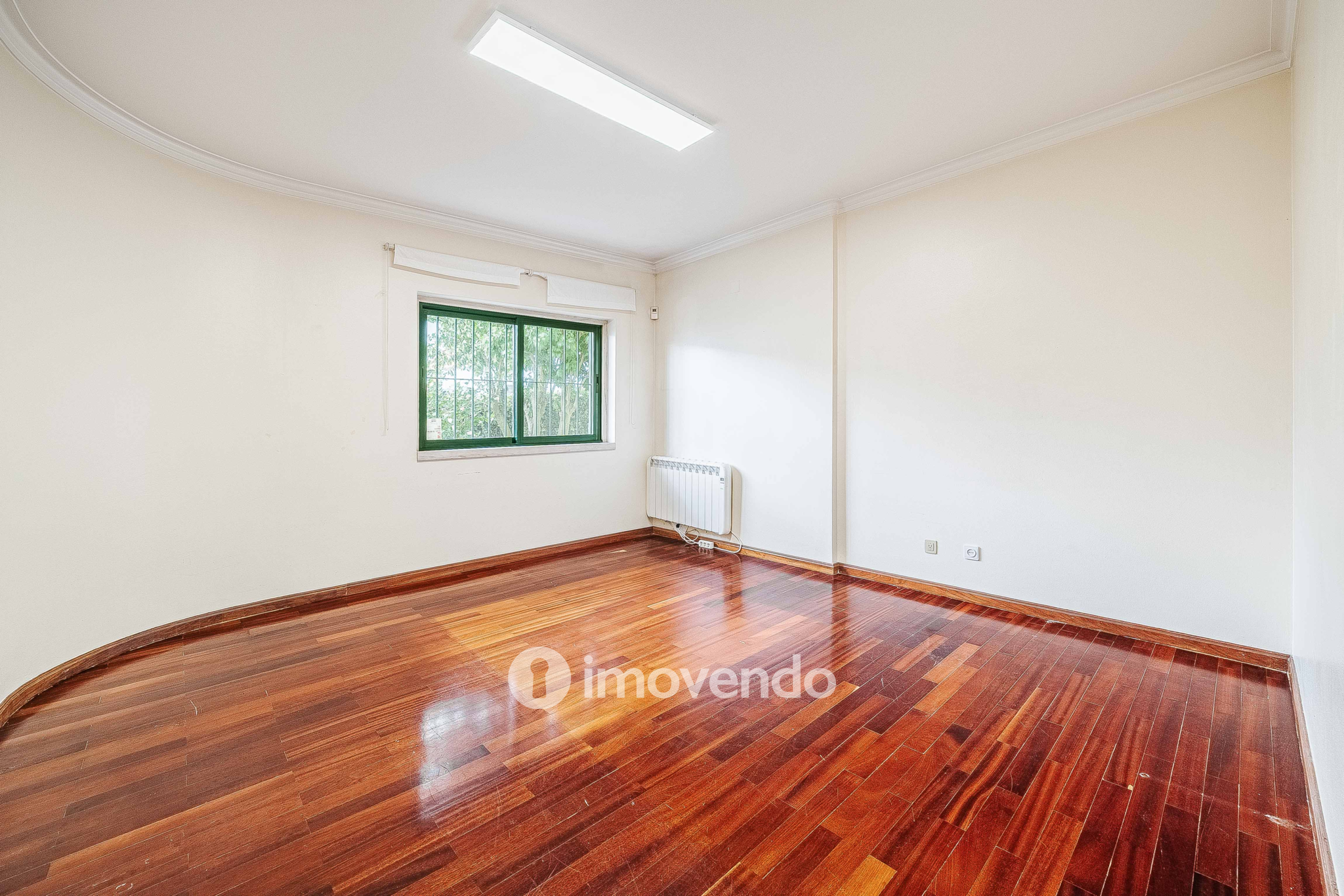 Moradia T7 exclusiva, com áreas amplas, garagem e jardim, em Queijas