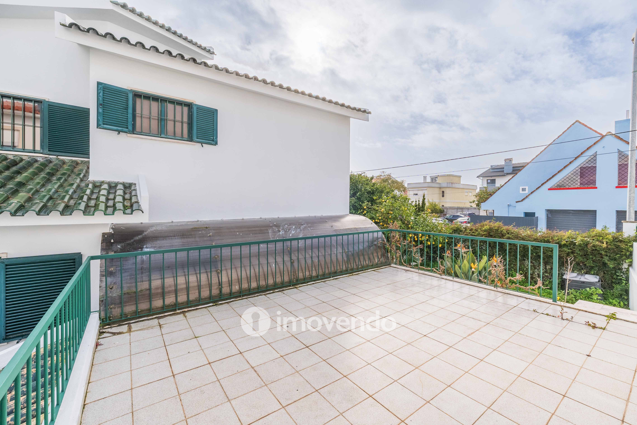 Moradia T7 exclusiva, com áreas amplas, garagem e jardim, em Queijas