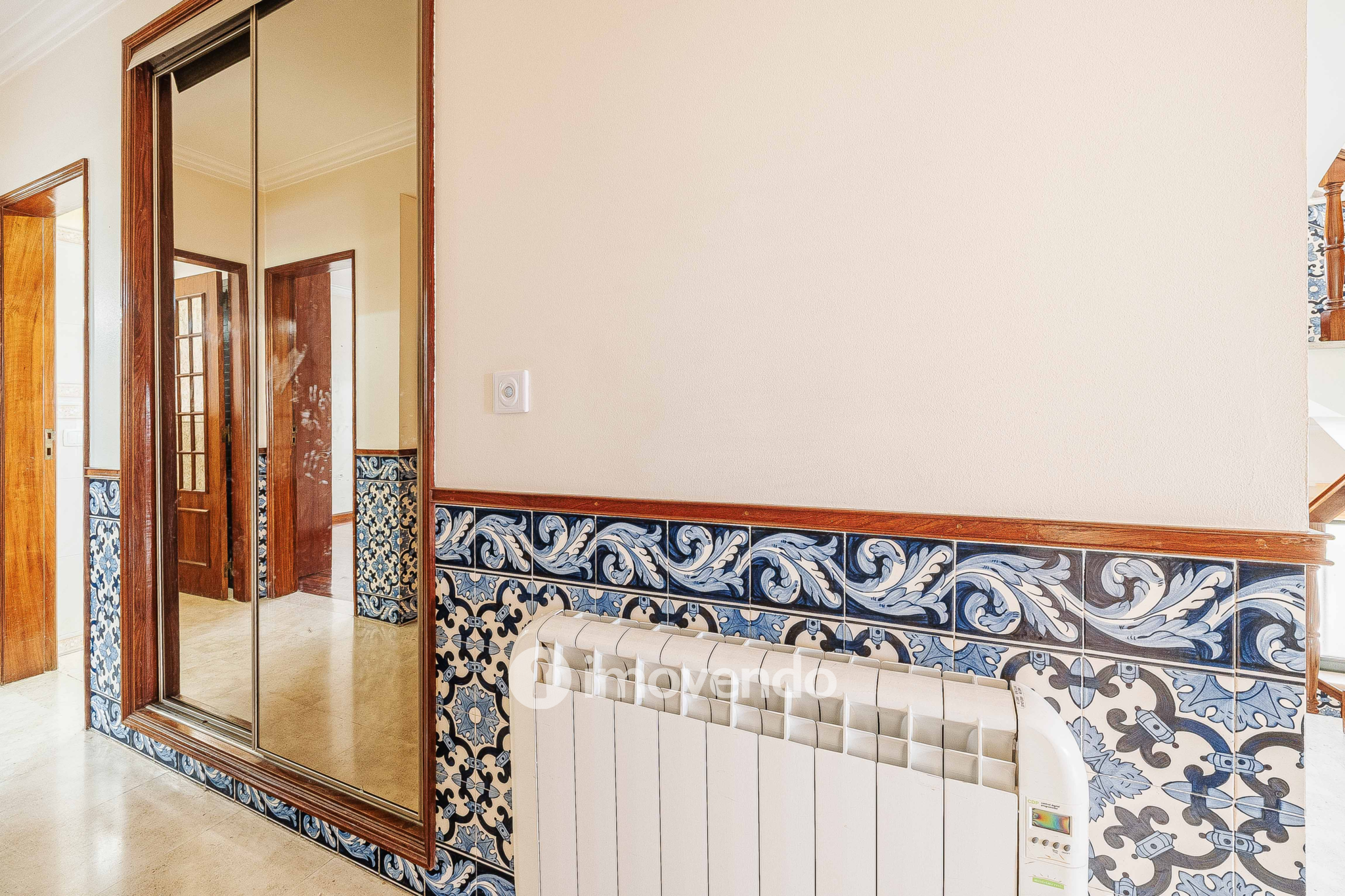 Moradia T7 exclusiva, com áreas amplas, garagem e jardim, em Queijas