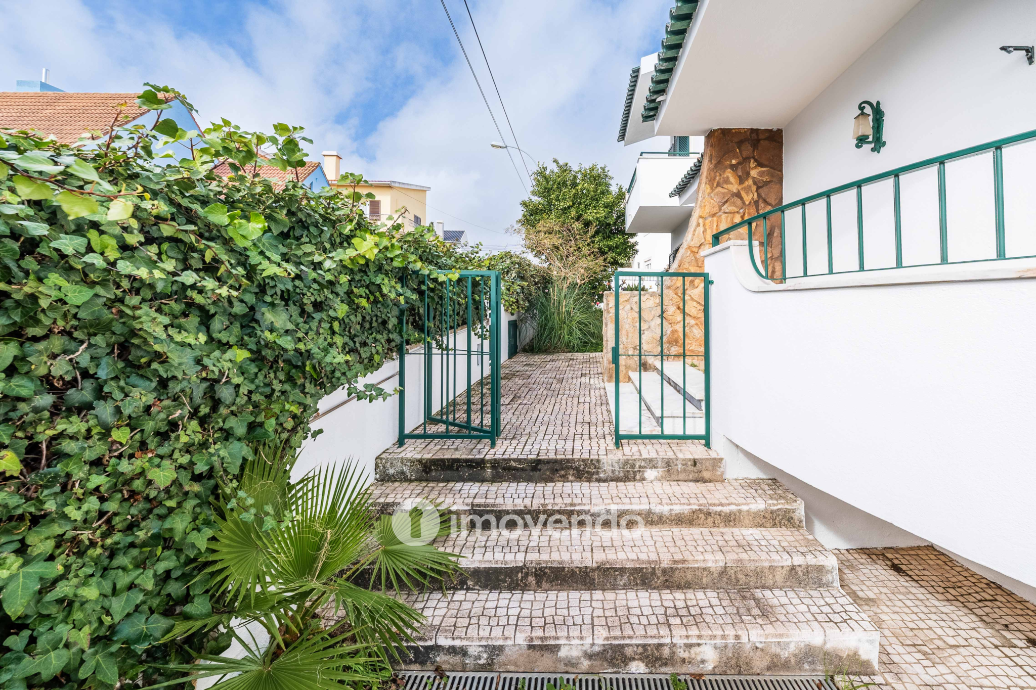 Moradia T7 exclusiva, com áreas amplas, garagem e jardim, em Queijas