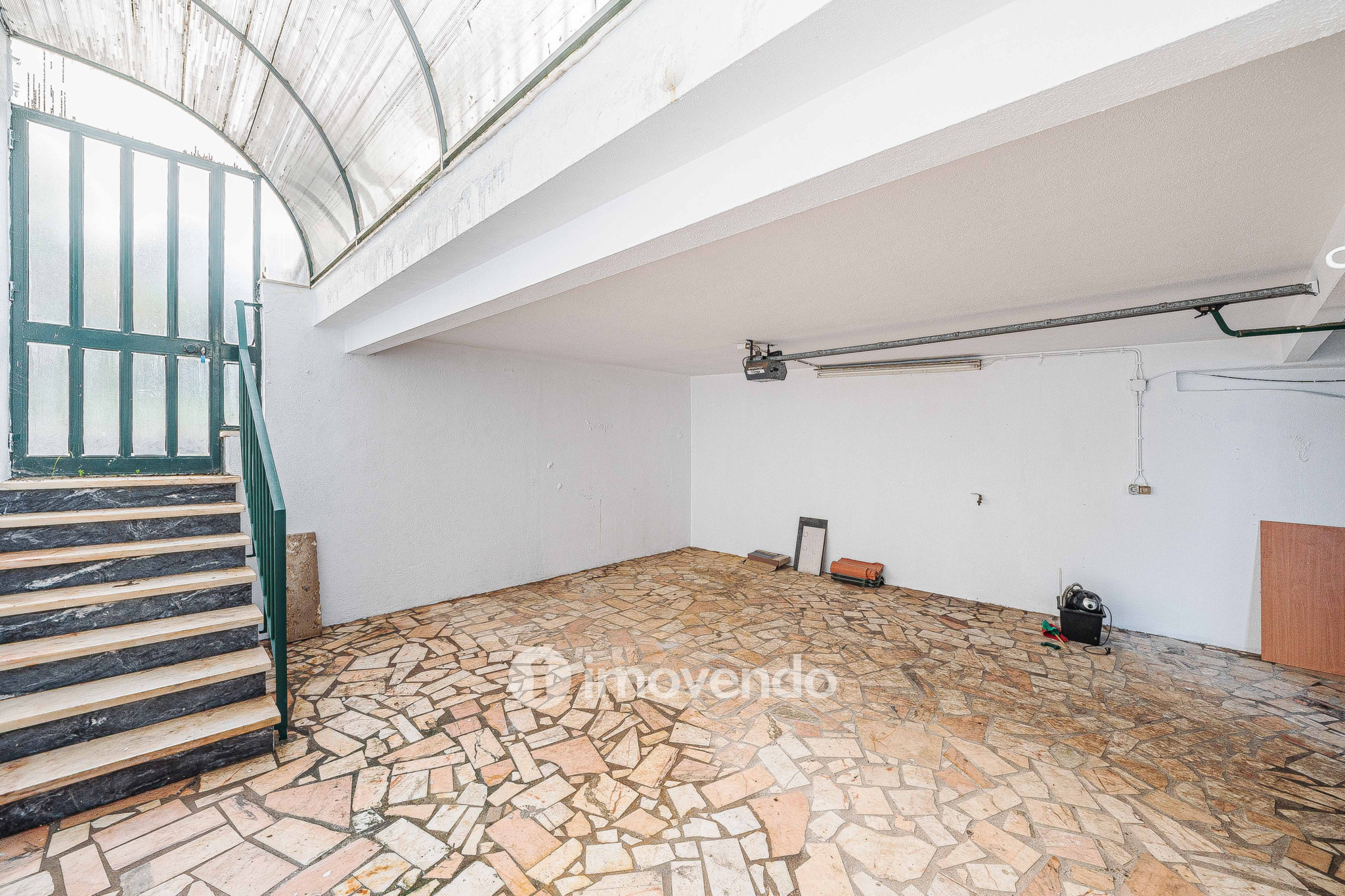 Moradia T7 exclusiva, com áreas amplas, garagem e jardim, em Queijas