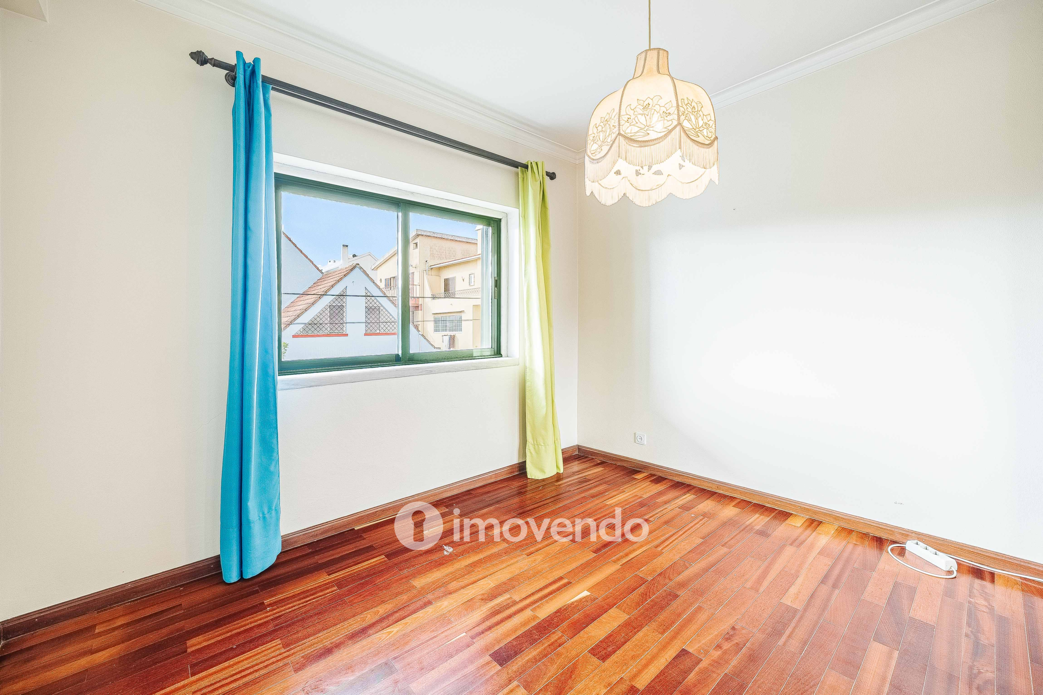 Moradia T7 exclusiva, com áreas amplas, garagem e jardim, em Queijas