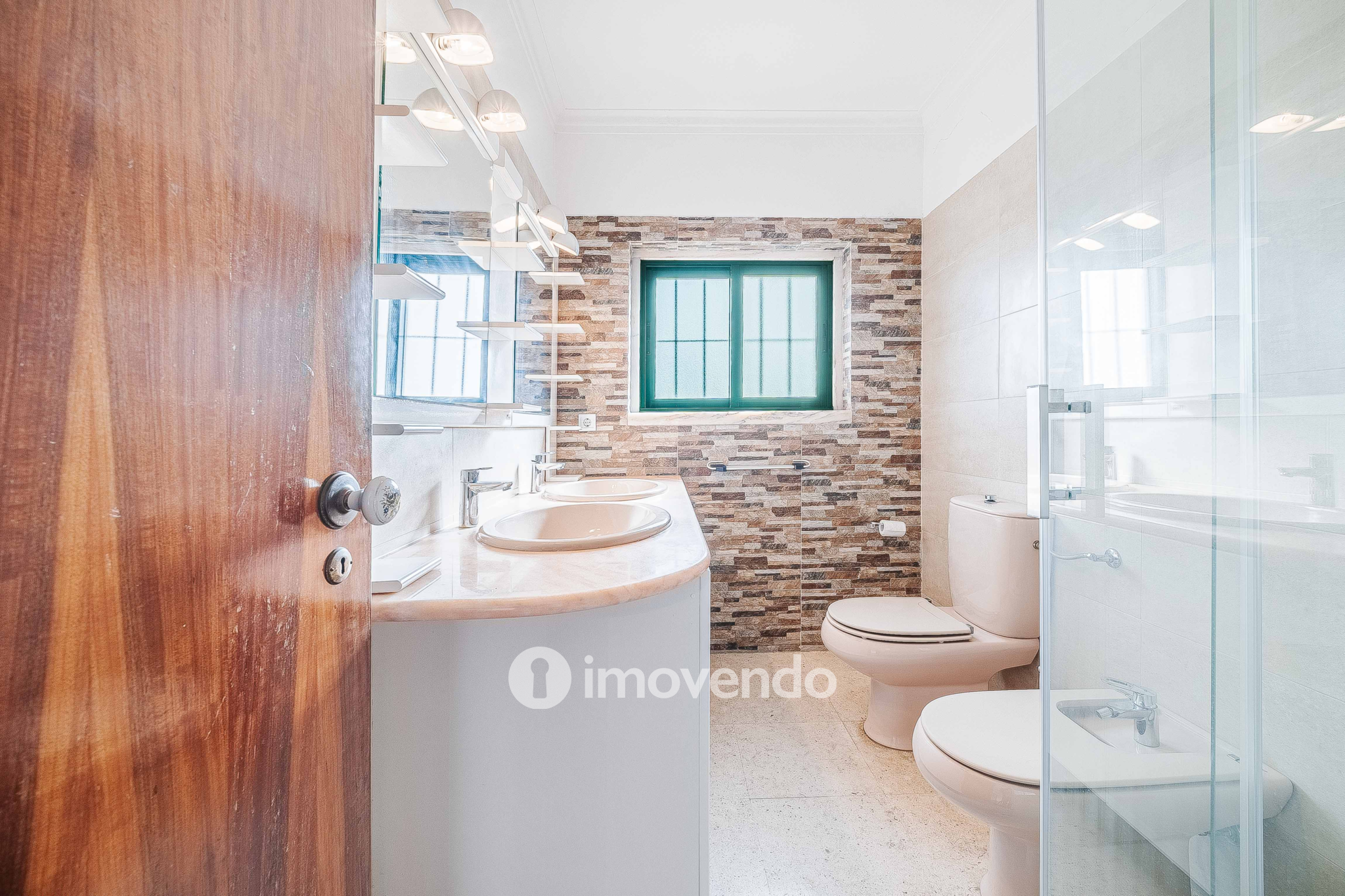 Moradia T7 exclusiva, com áreas amplas, garagem e jardim, em Queijas