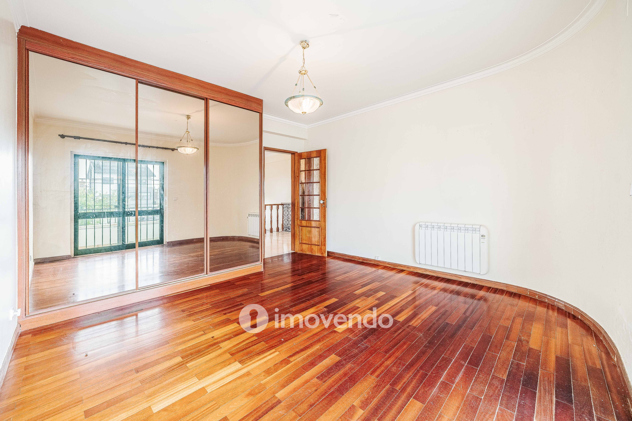 Moradia T7 exclusiva, com áreas amplas, garagem e jardim, em Queijas