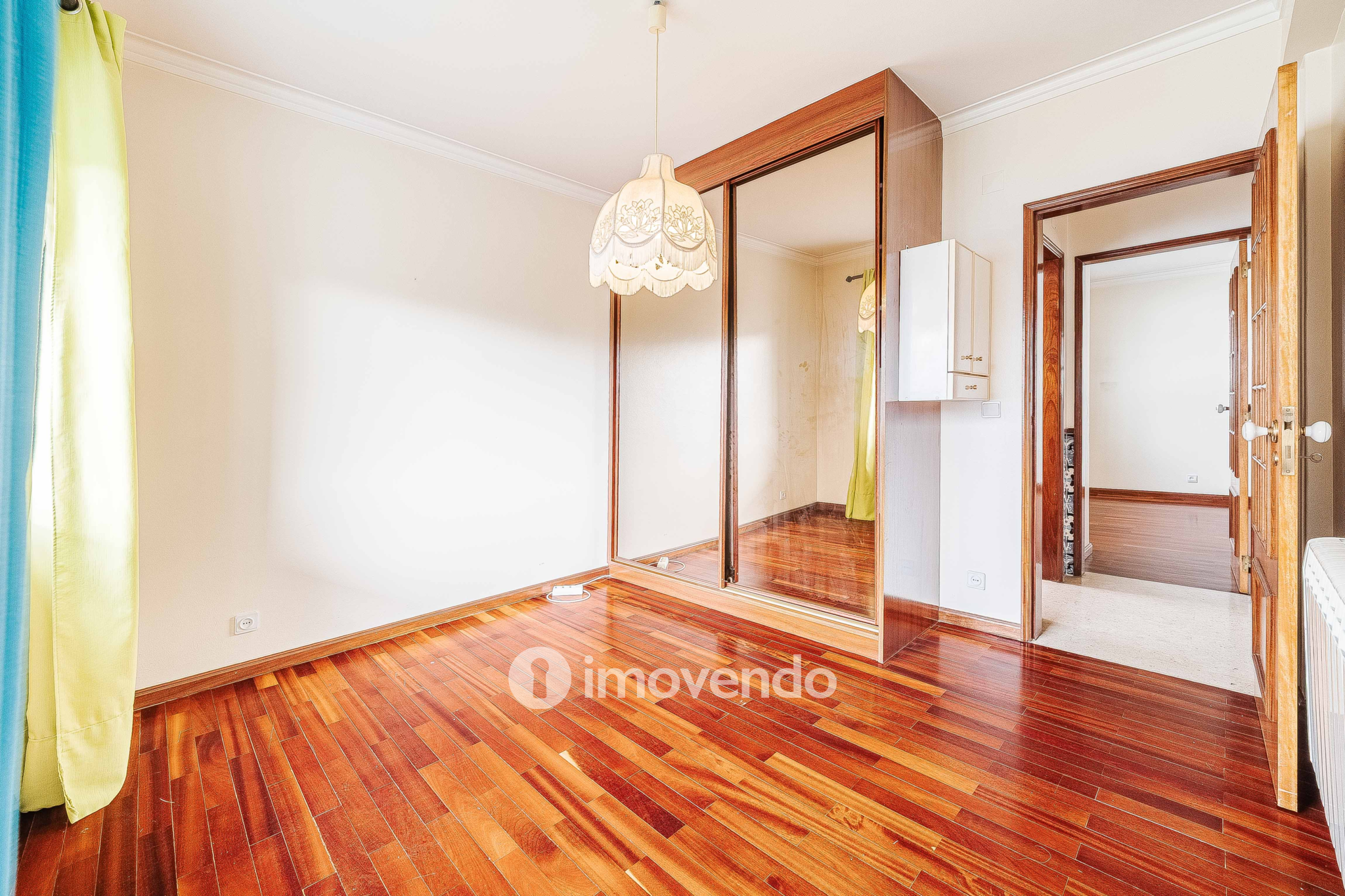 Moradia T7 exclusiva, com áreas amplas, garagem e jardim, em Queijas
