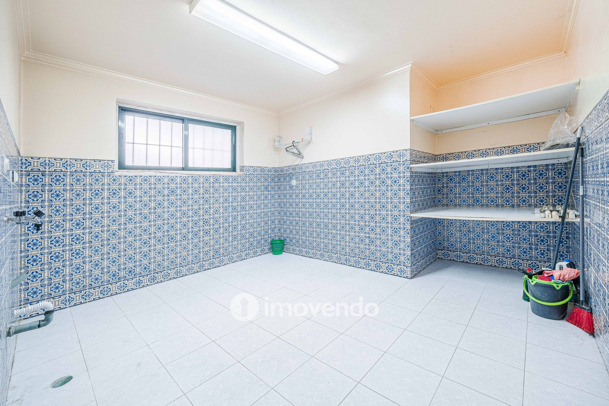 Moradia T7 exclusiva, com áreas amplas, garagem e jardim, em Queijas