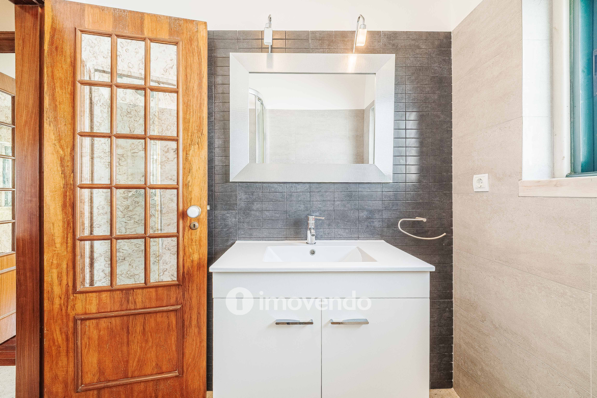 Moradia T7 exclusiva, com áreas amplas, garagem e jardim, em Queijas