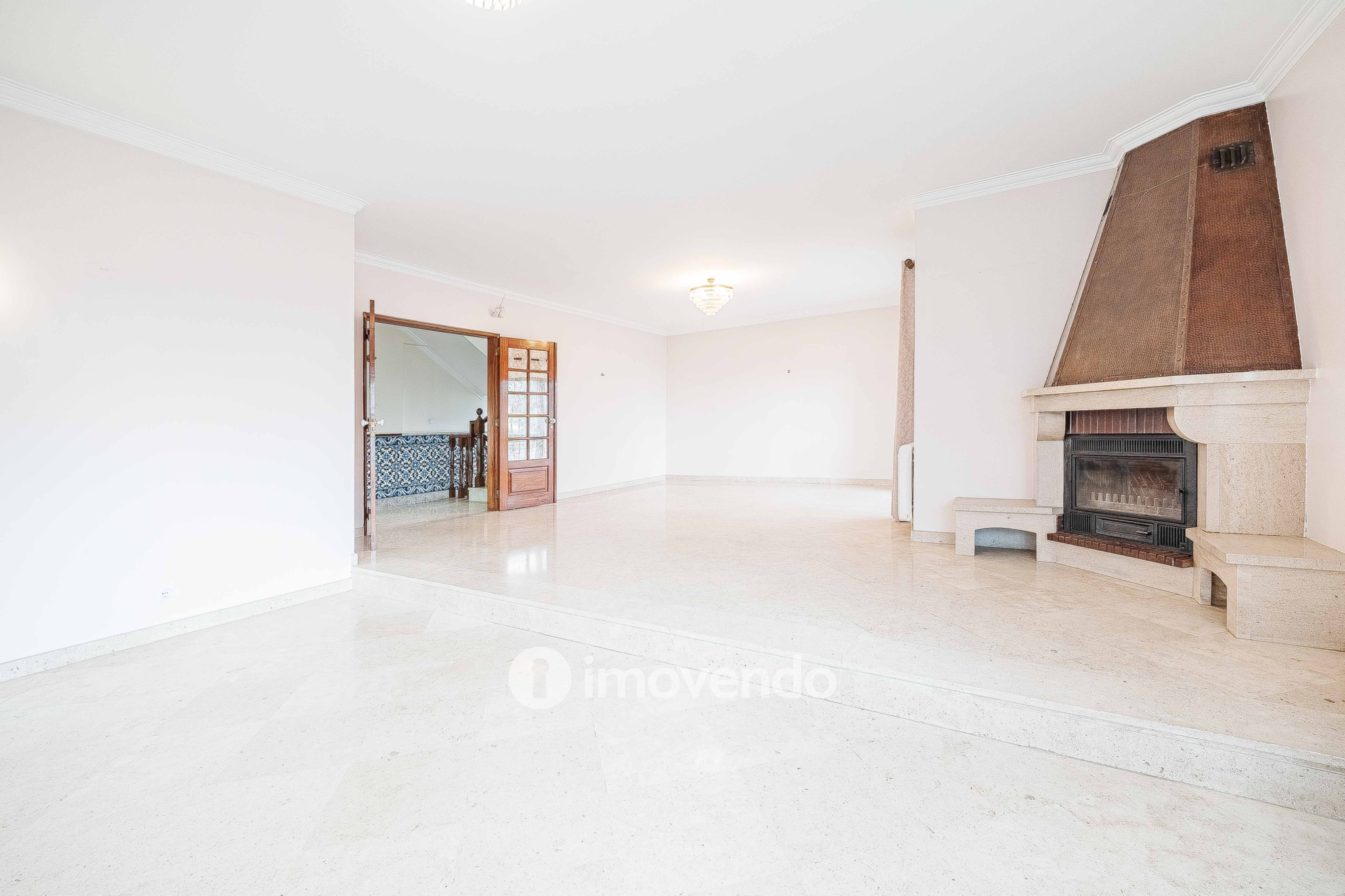 Moradia T7 exclusiva, com áreas amplas, garagem e jardim, em Queijas