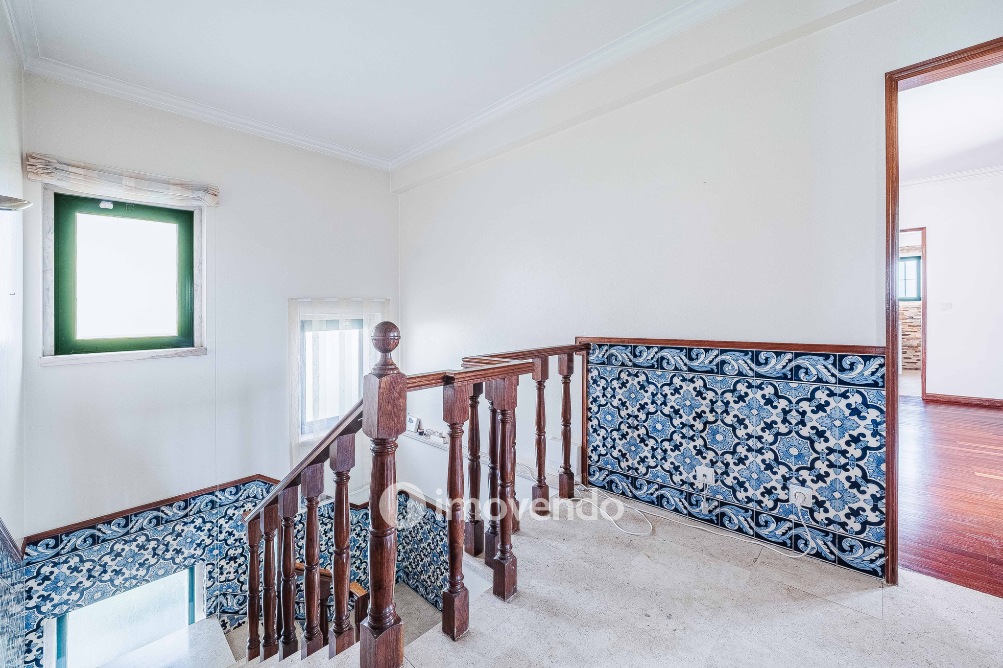 Moradia T7 exclusiva, com áreas amplas, garagem e jardim, em Queijas