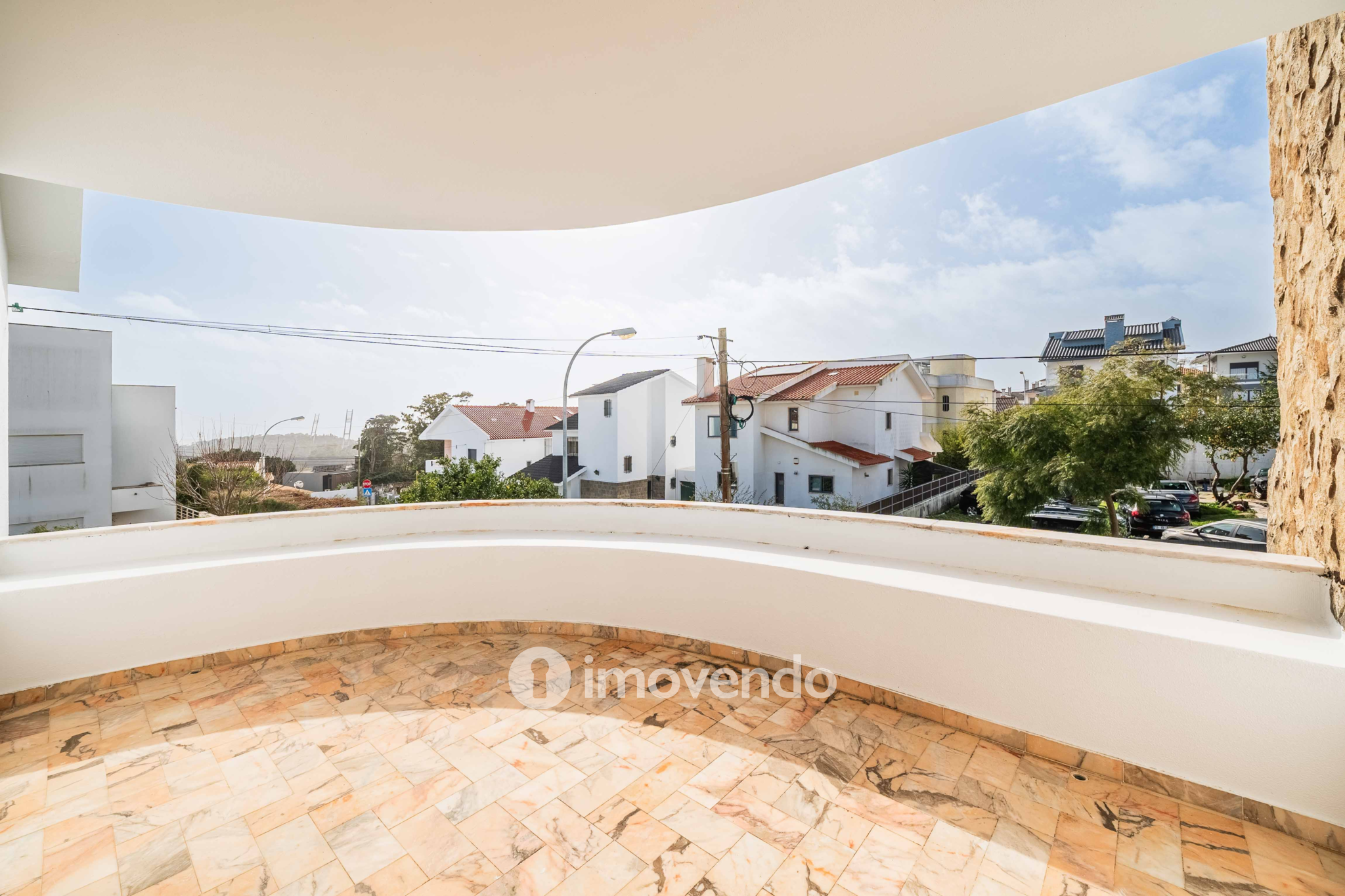 Moradia T7 exclusiva, com áreas amplas, garagem e jardim, em Queijas