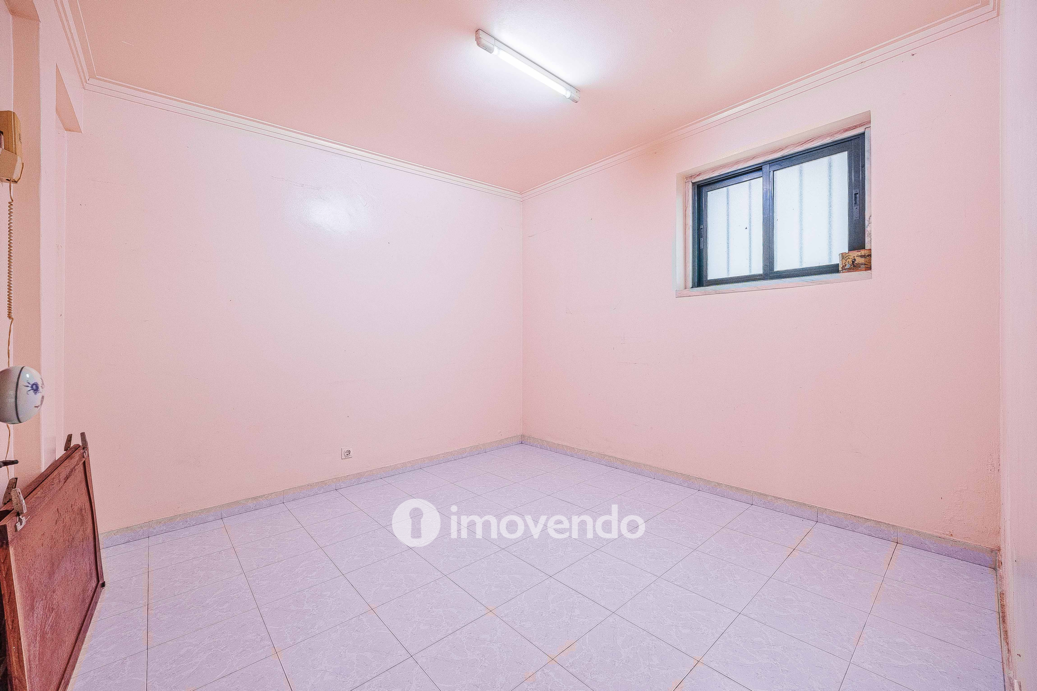 Moradia T7 exclusiva, com áreas amplas, garagem e jardim, em Queijas
