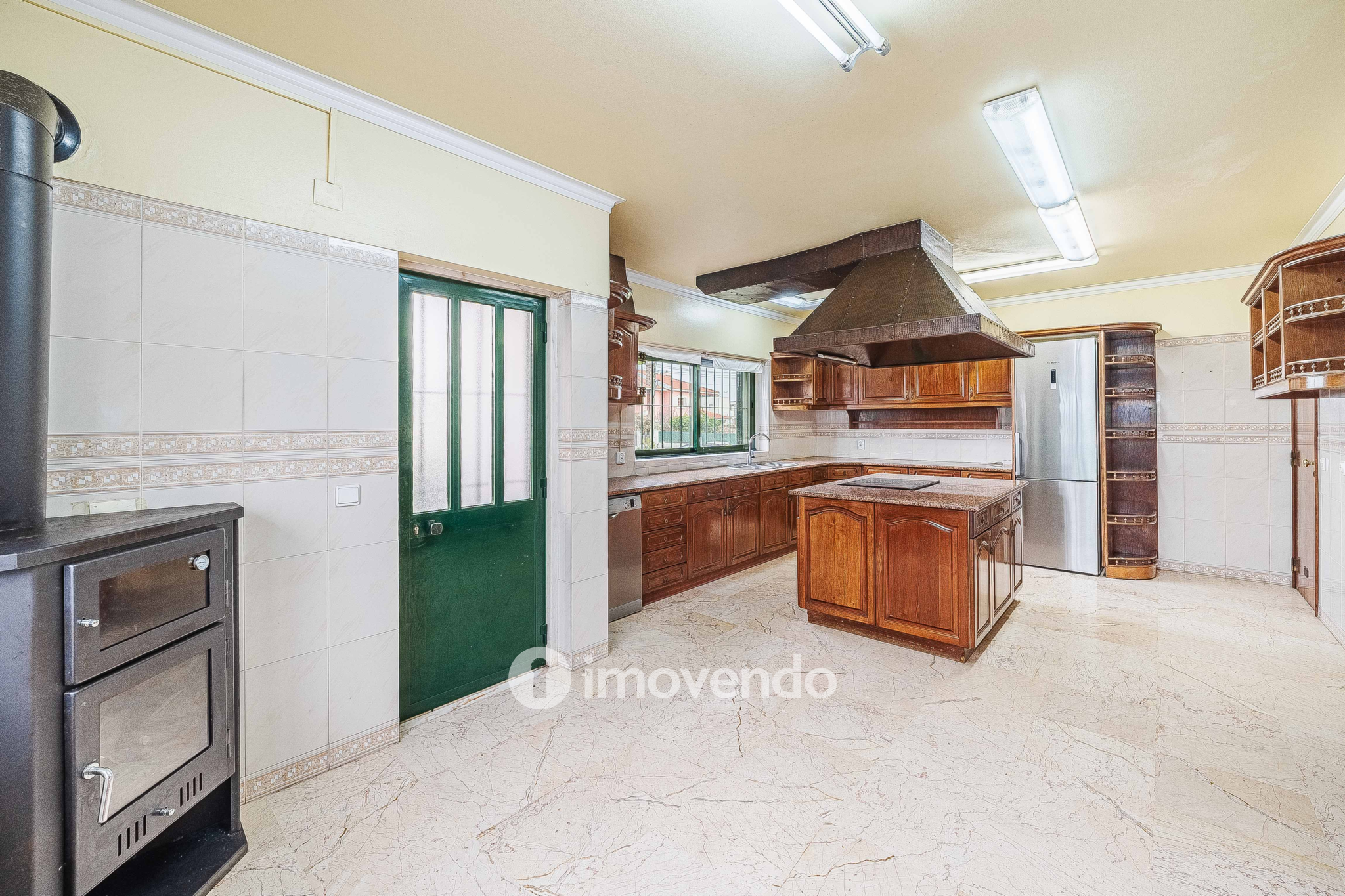 Moradia T7 exclusiva, com áreas amplas, garagem e jardim, em Queijas