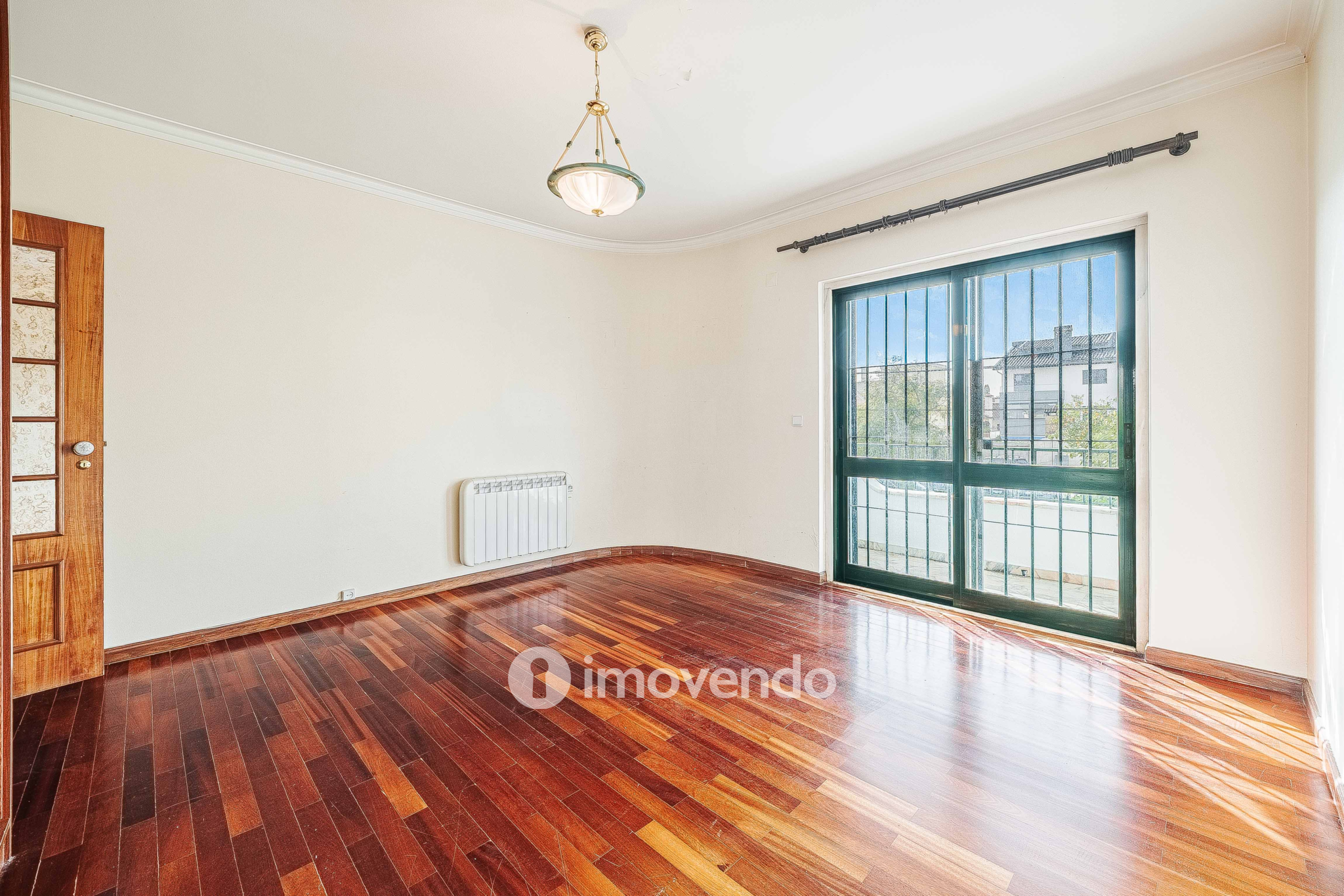 Moradia T7 exclusiva, com áreas amplas, garagem e jardim, em Queijas