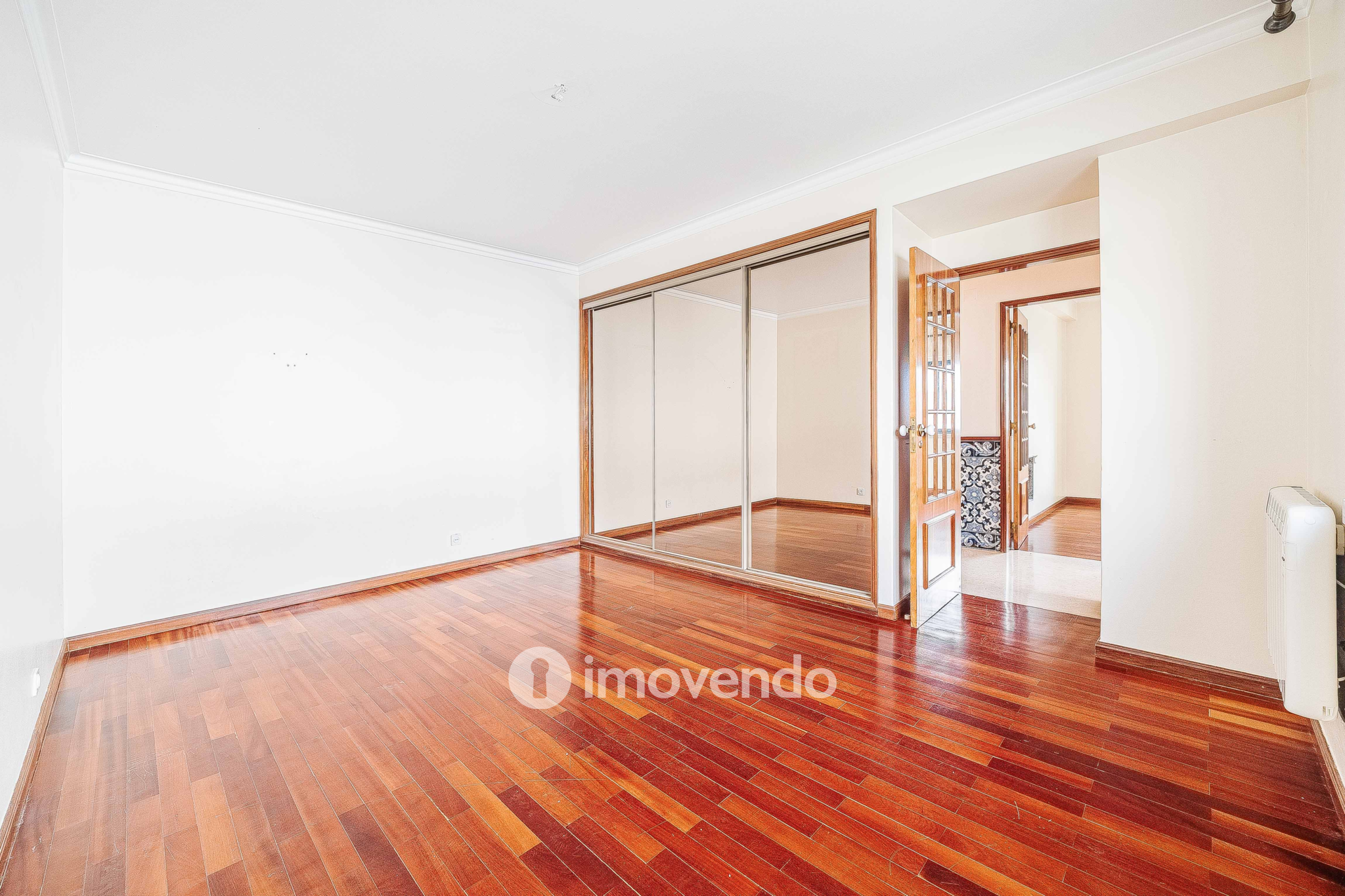Moradia T7 exclusiva, com áreas amplas, garagem e jardim, em Queijas