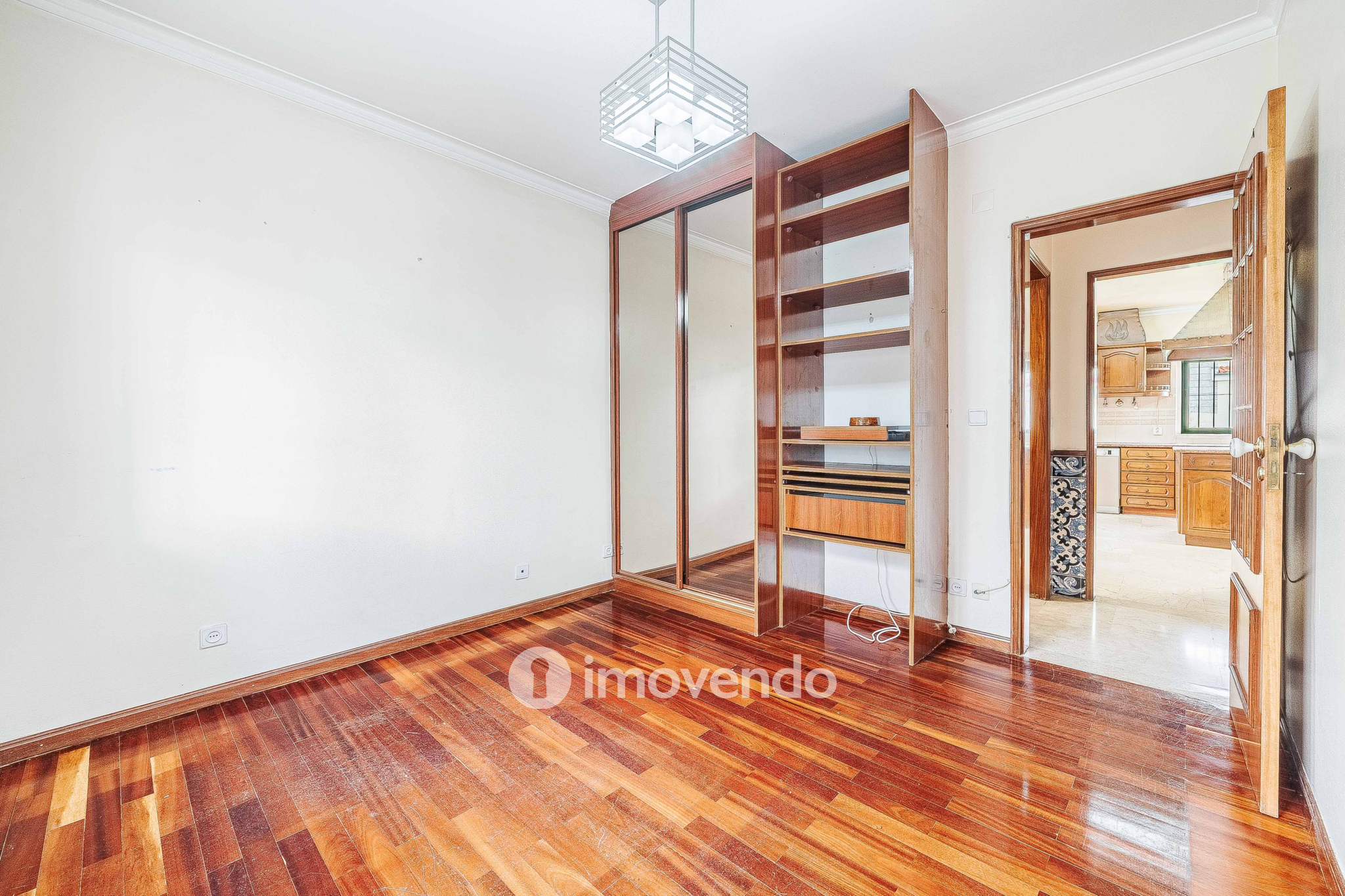 Moradia T7 exclusiva, com áreas amplas, garagem e jardim, em Queijas