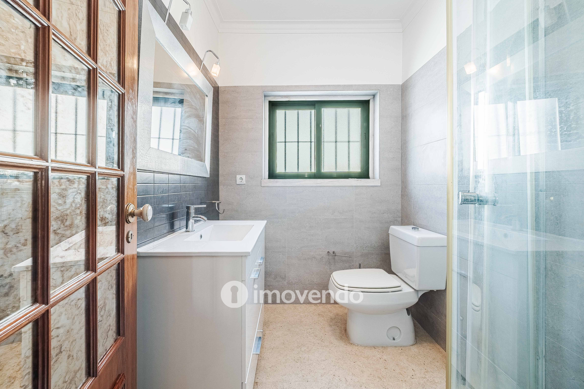 Moradia T7 exclusiva, com áreas amplas, garagem e jardim, em Queijas