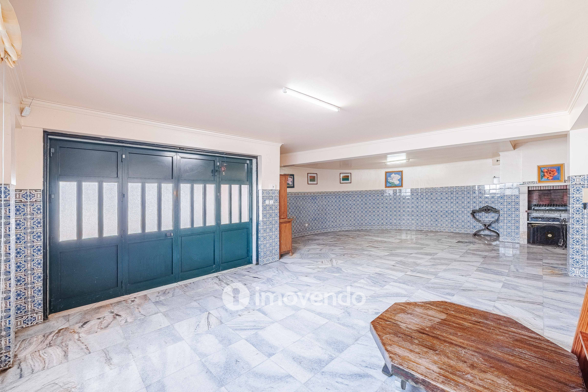 Moradia T7 exclusiva, com áreas amplas, garagem e jardim, em Queijas