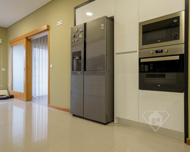 Moradia T3 de design moderno, com garagem e áreas amplas, em Lousada