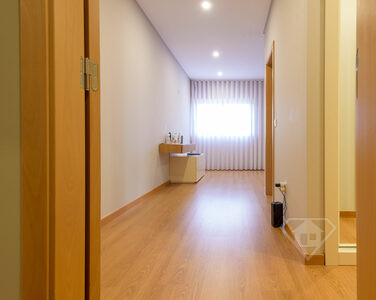 Moradia T3 de design moderno, com garagem e áreas amplas, em Lousada