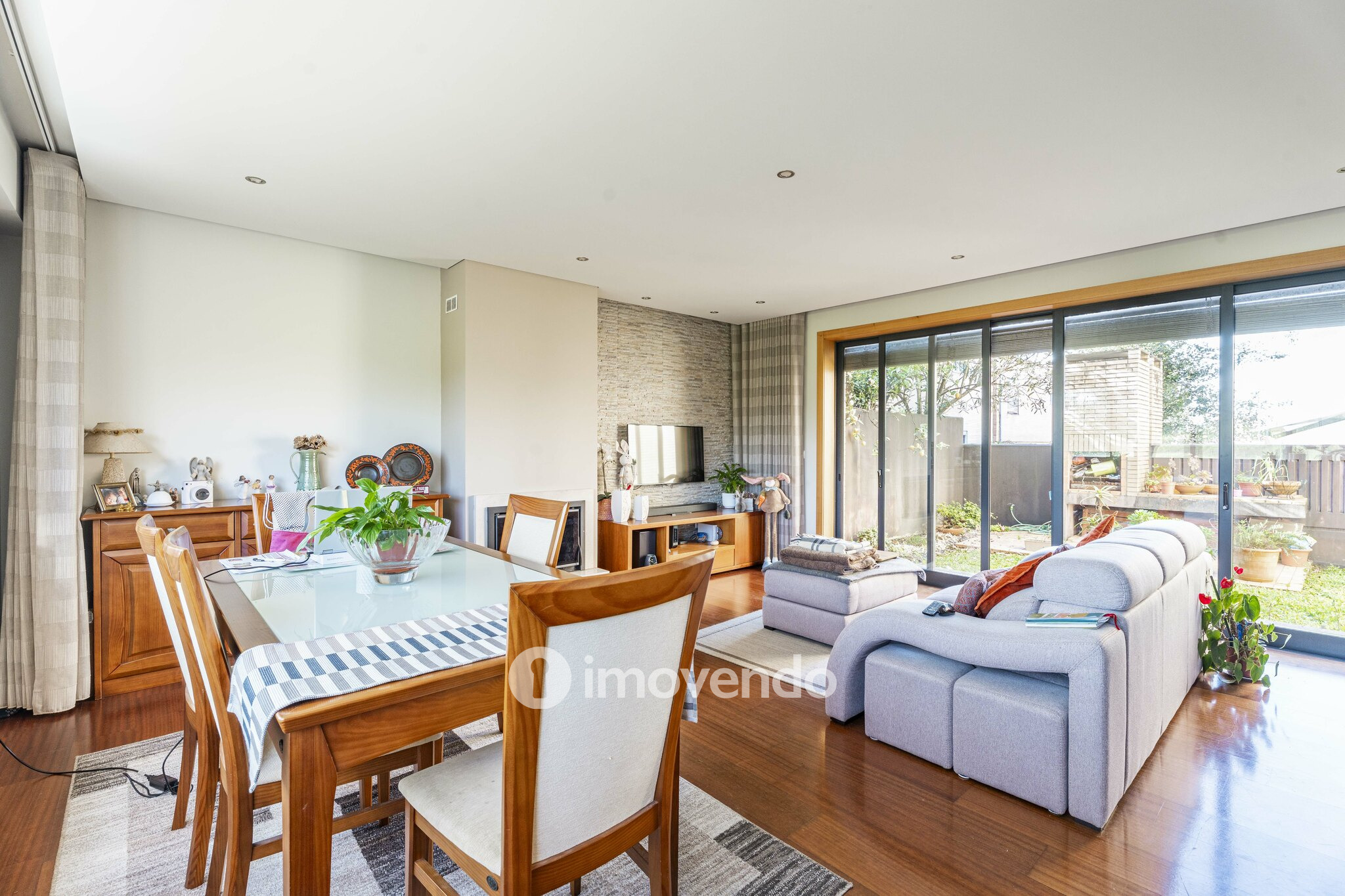 Moradia T3 moderna, com garagem e jardim, em Custóias, Porto