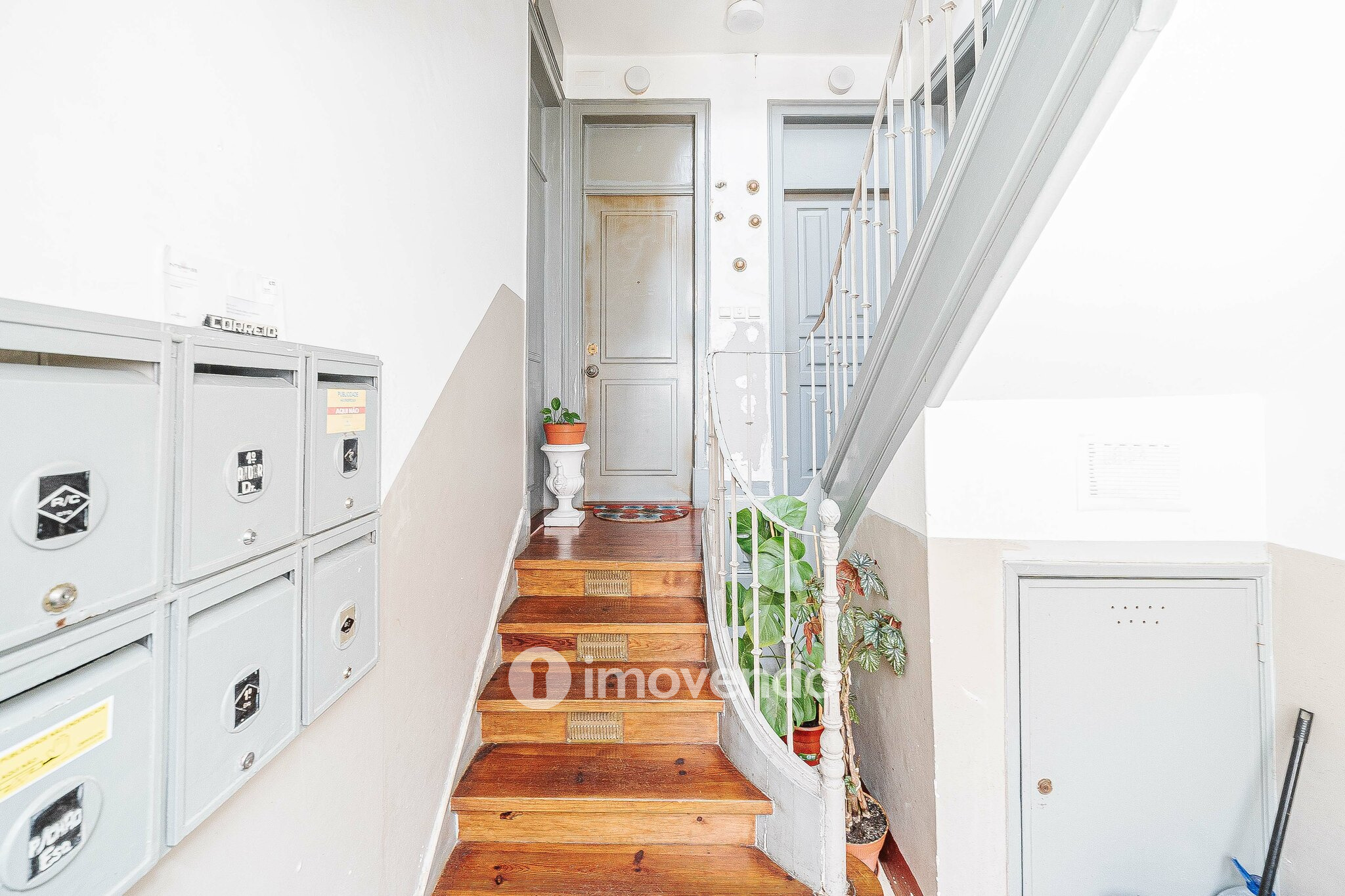 Apartamento T2 mobilado e com cozinha equipada, na Penha de França