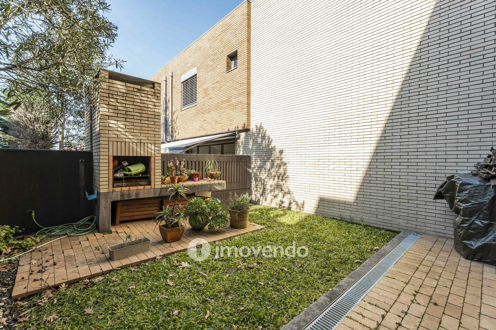 Moradia T3 moderna, com garagem e jardim, em Custóias, Porto