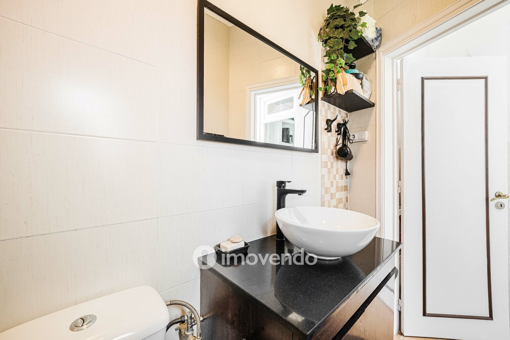Apartamento T2 mobilado e com cozinha equipada, na Penha de França