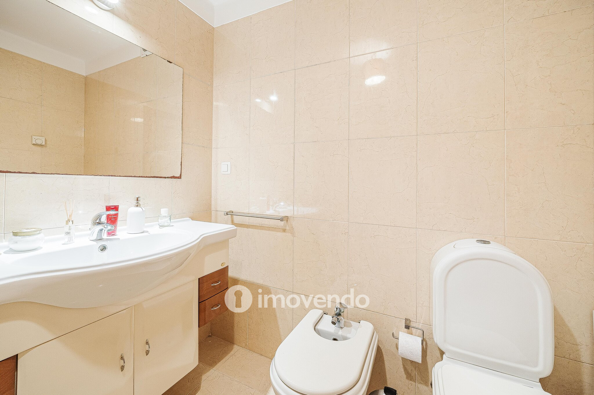 Apartamento T3 com estacionamento, no Condomínio Jardim da Lomba