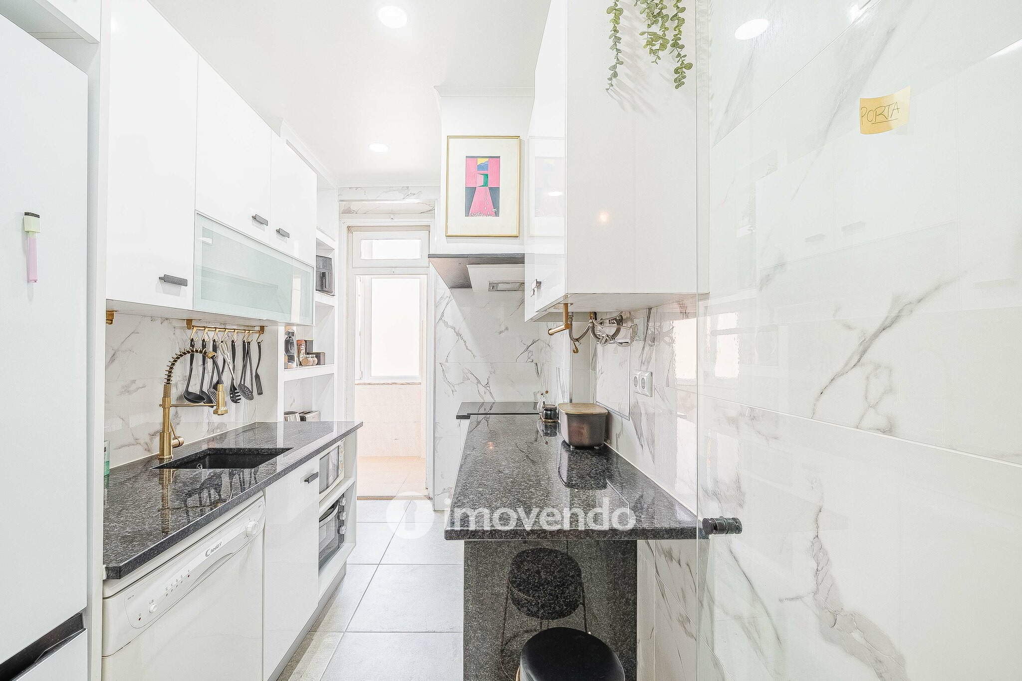 Apartamento T2 mobilado e com cozinha equipada, na Penha de França