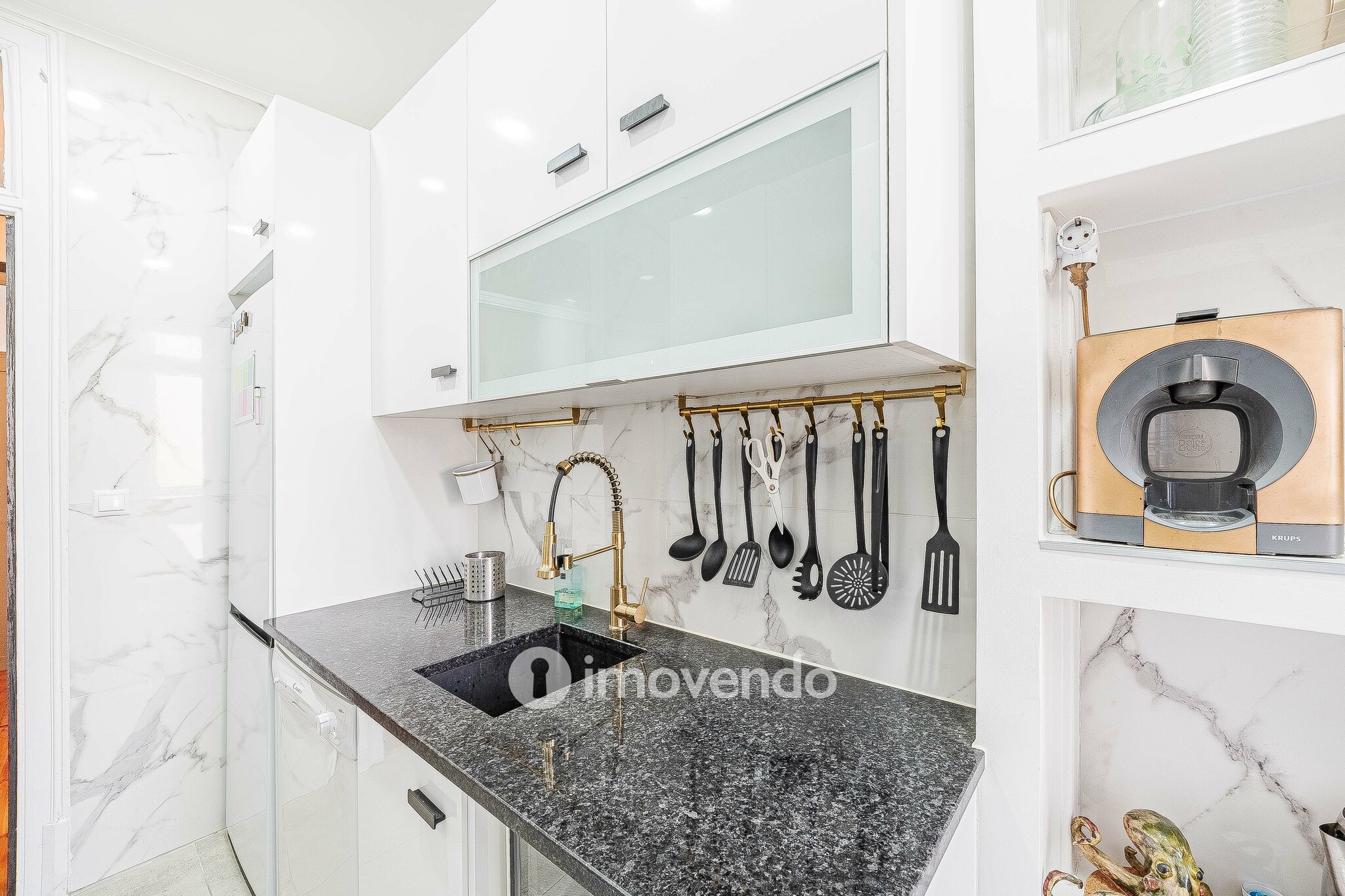 Apartamento T2 mobilado e com cozinha equipada, na Penha de França