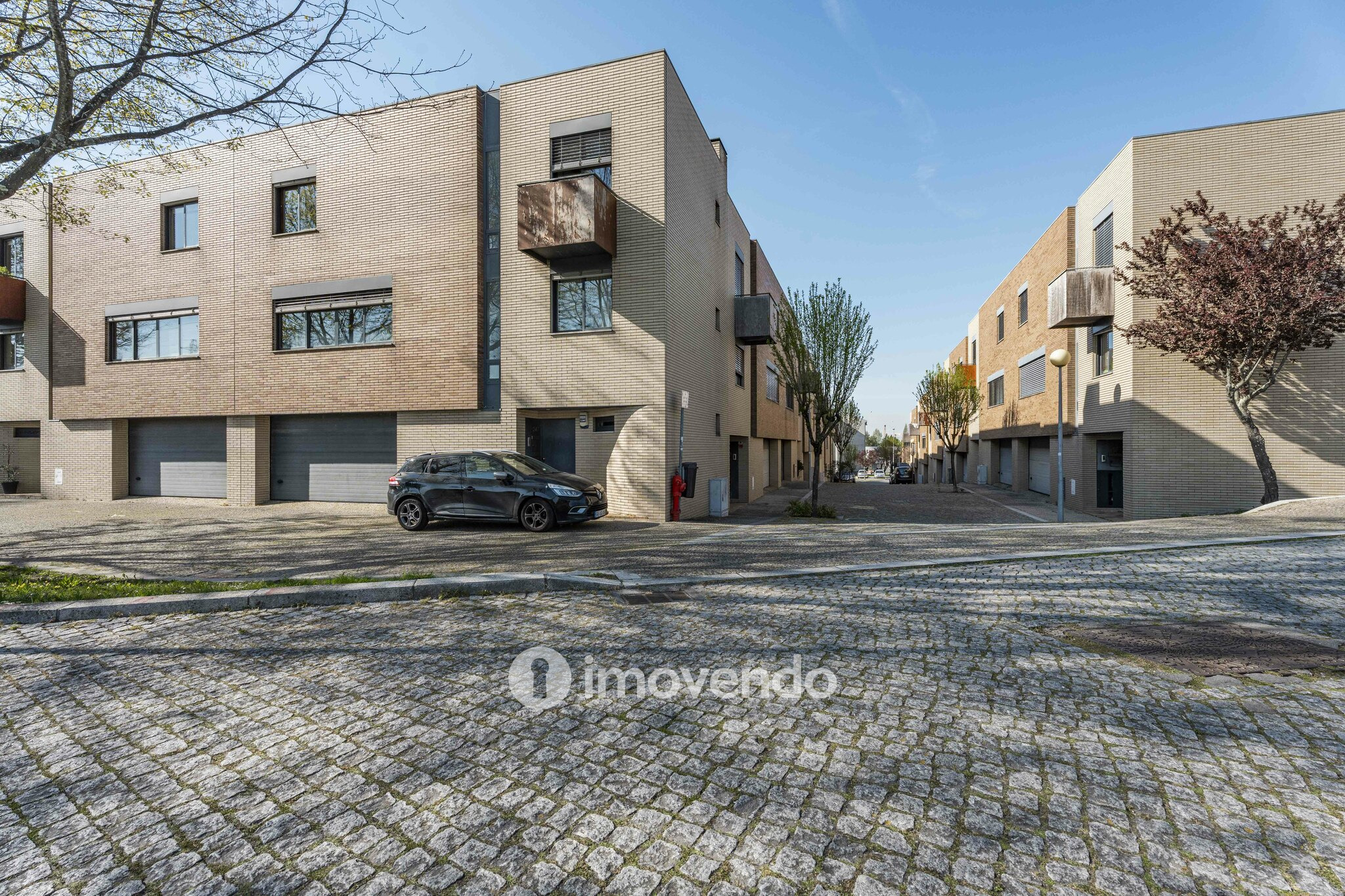 Moradia T3 moderna, com garagem e jardim, em Custóias, Porto